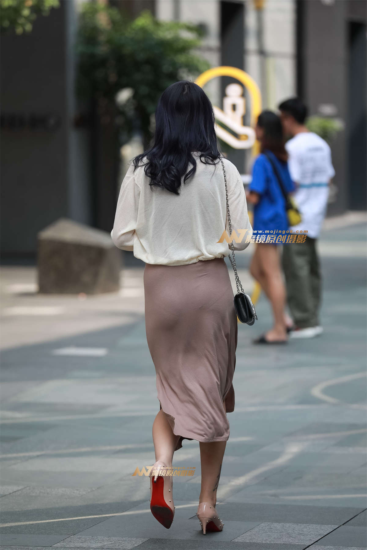 图片[2]-【凯恩赛帖】成熟美女的贴身长裙-日更街拍