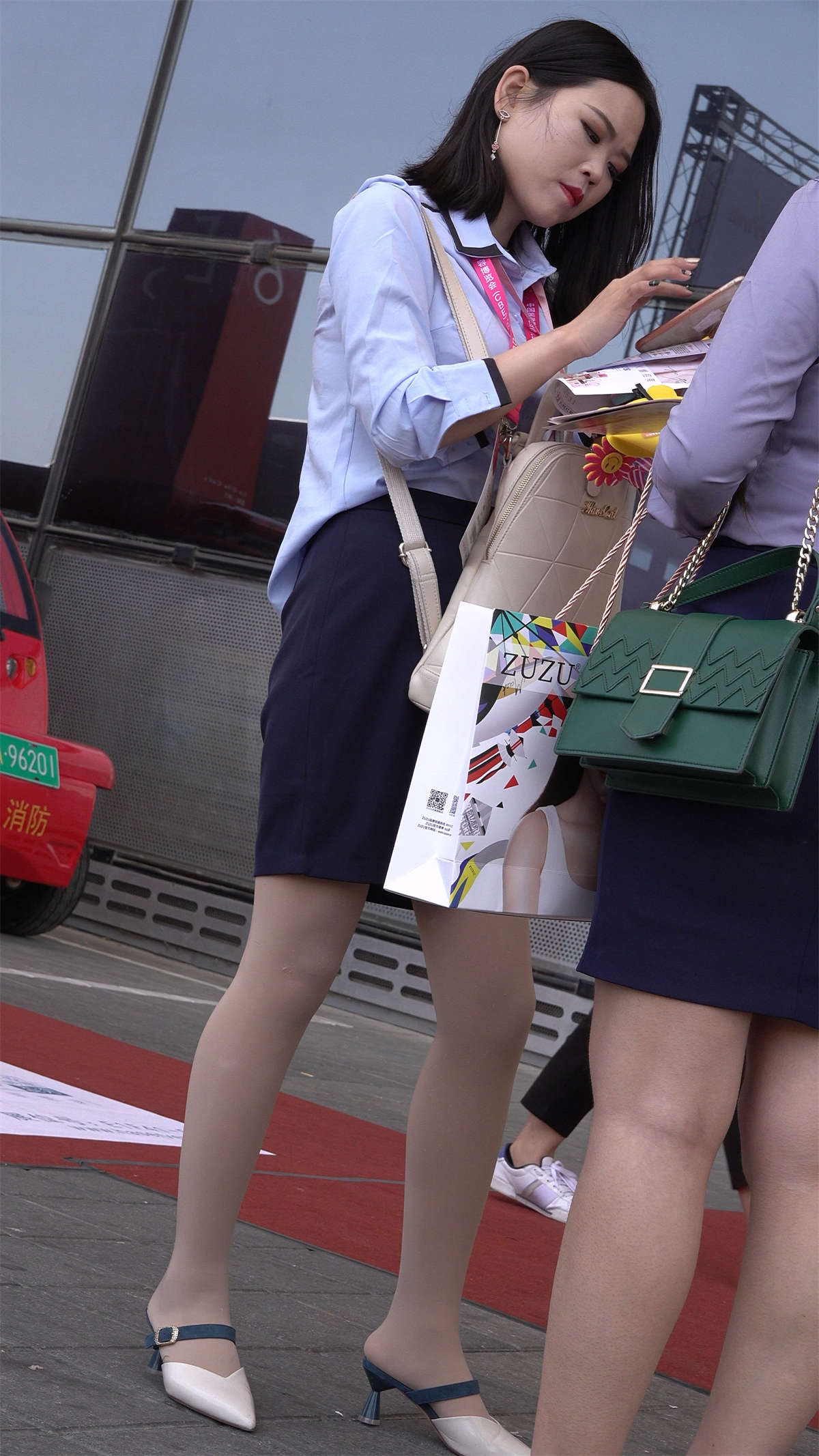 谈业务的肉丝高跟美女业务员-日更街拍
