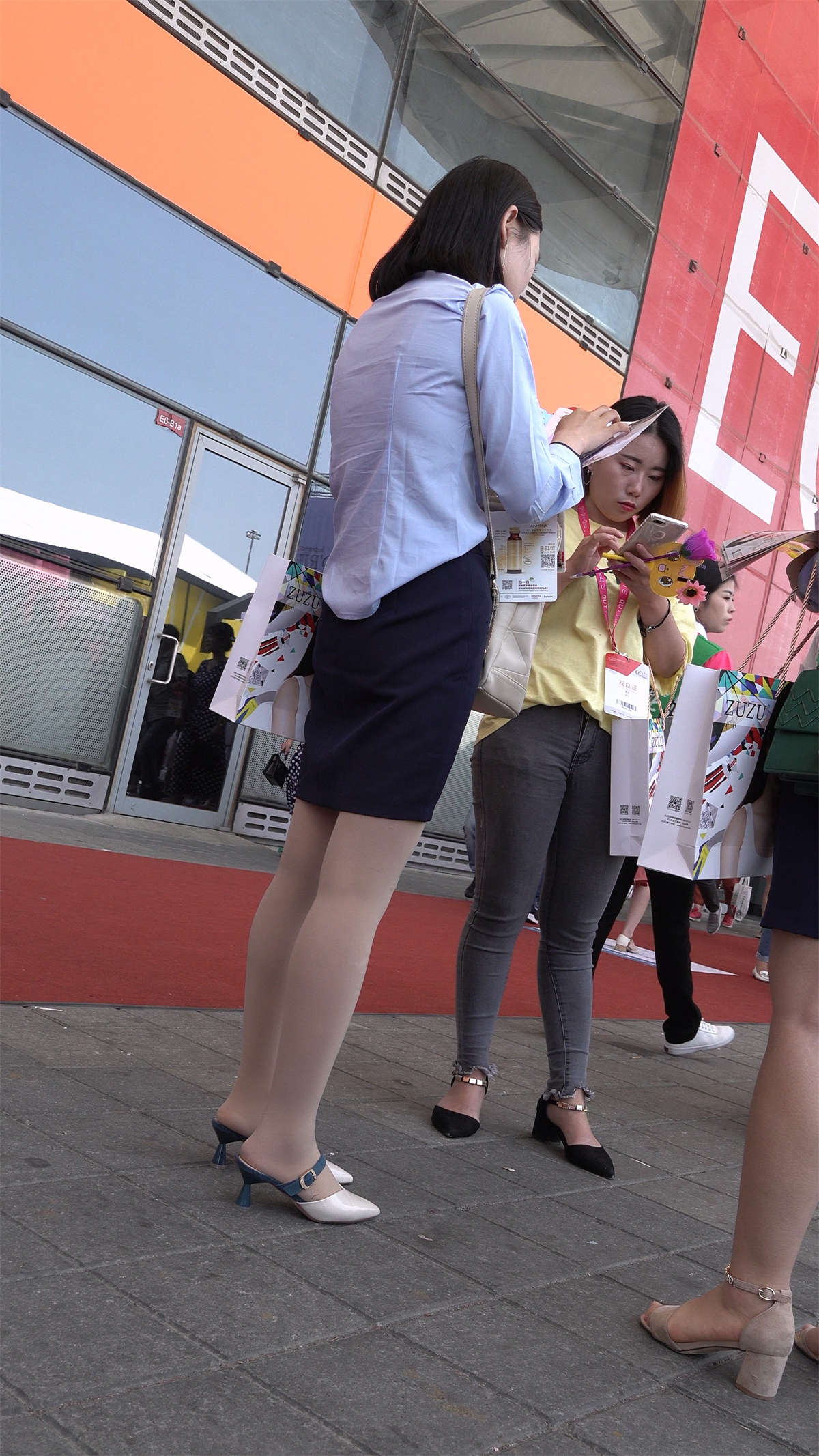 图片[2]-谈业务的肉丝高跟美女业务员-日更街拍