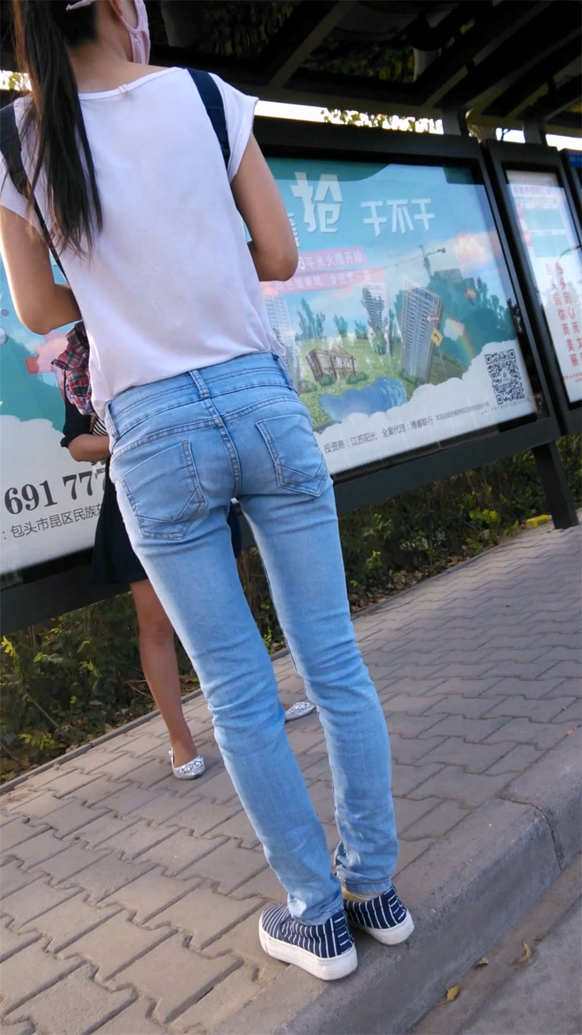 图片[2]-充满青春气息的牛仔裤妹子-日更街拍