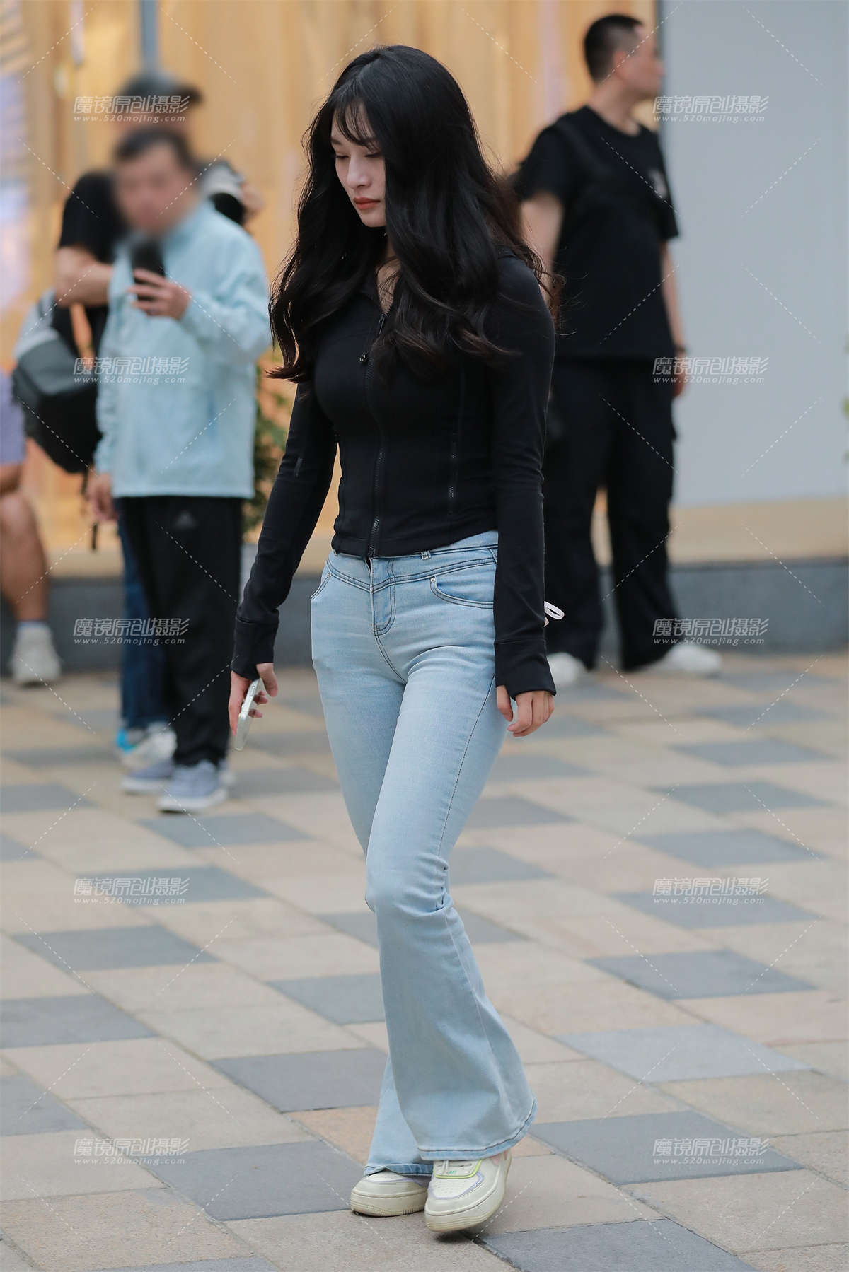 浅色牛仔裤美女-日更街拍