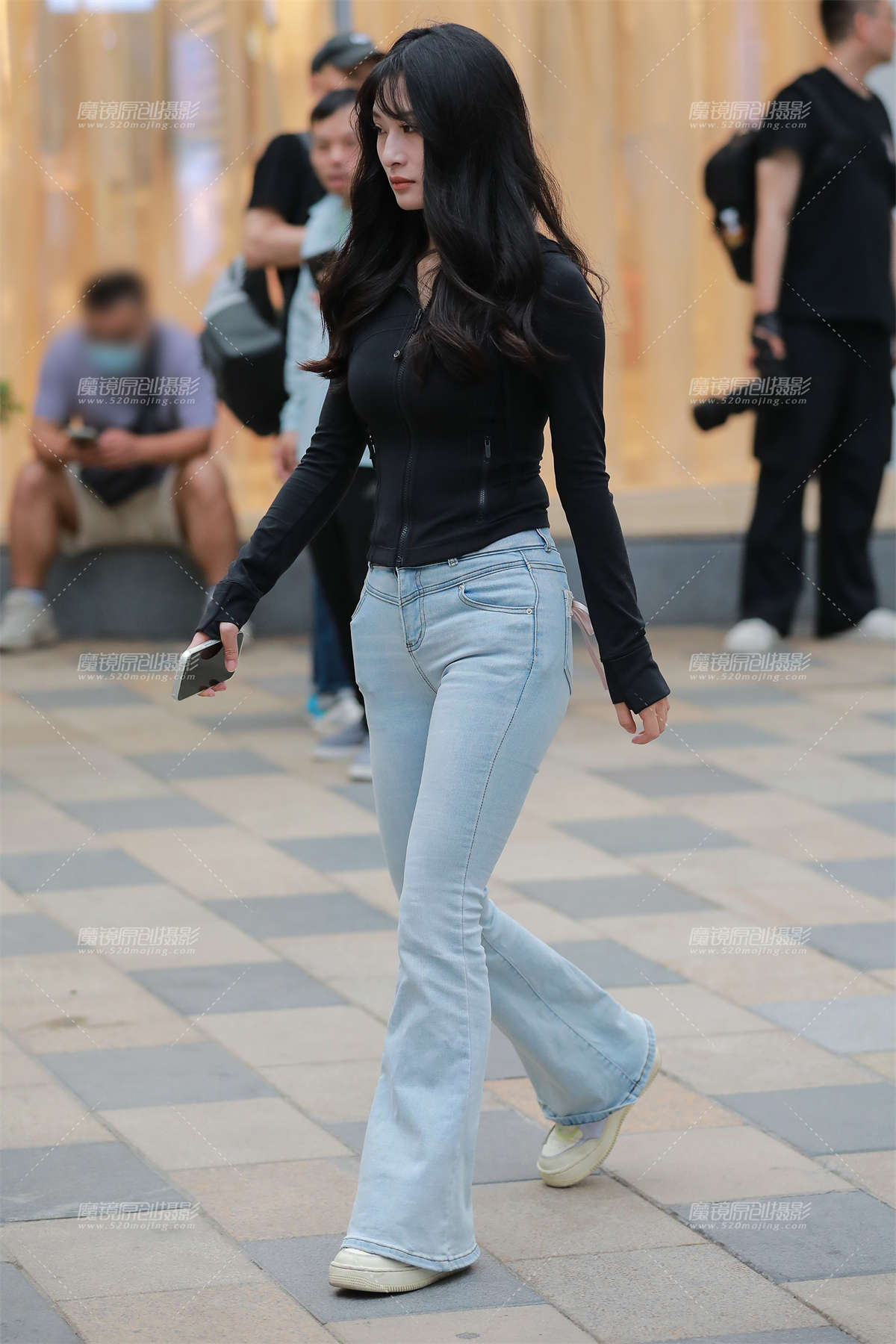 图片[2]-浅色牛仔裤美女-日更街拍