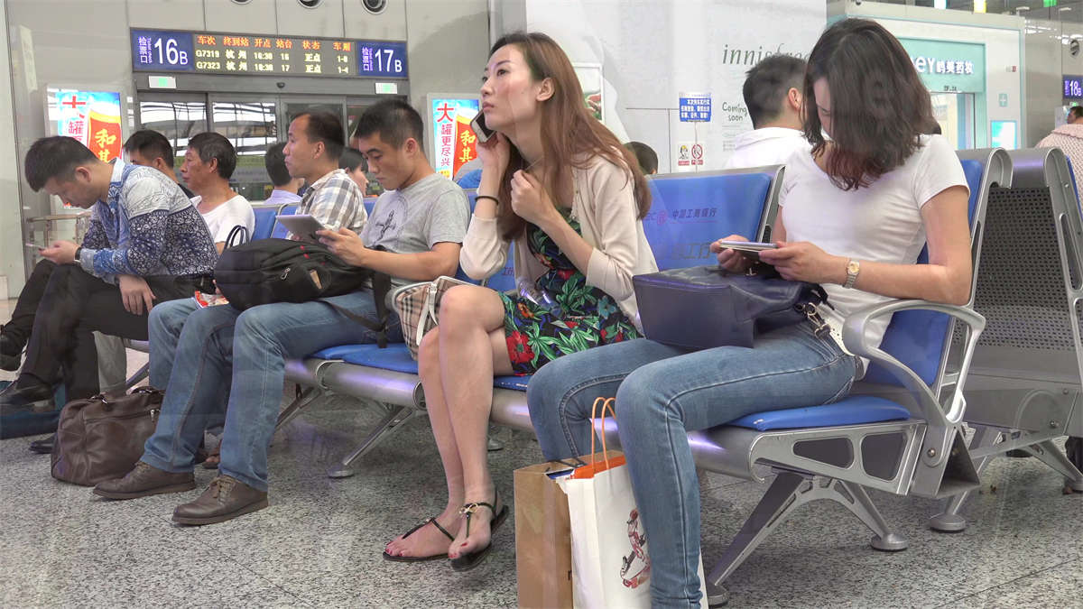 图片[2]-魔都美女演绎淋漓尽致的艳足挑逗-日更街拍