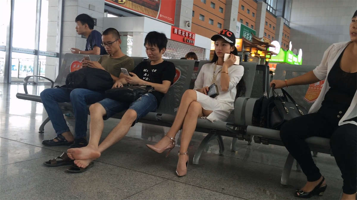 车站白色连衣裙鸭舌帽极品清纯美女-日更街拍