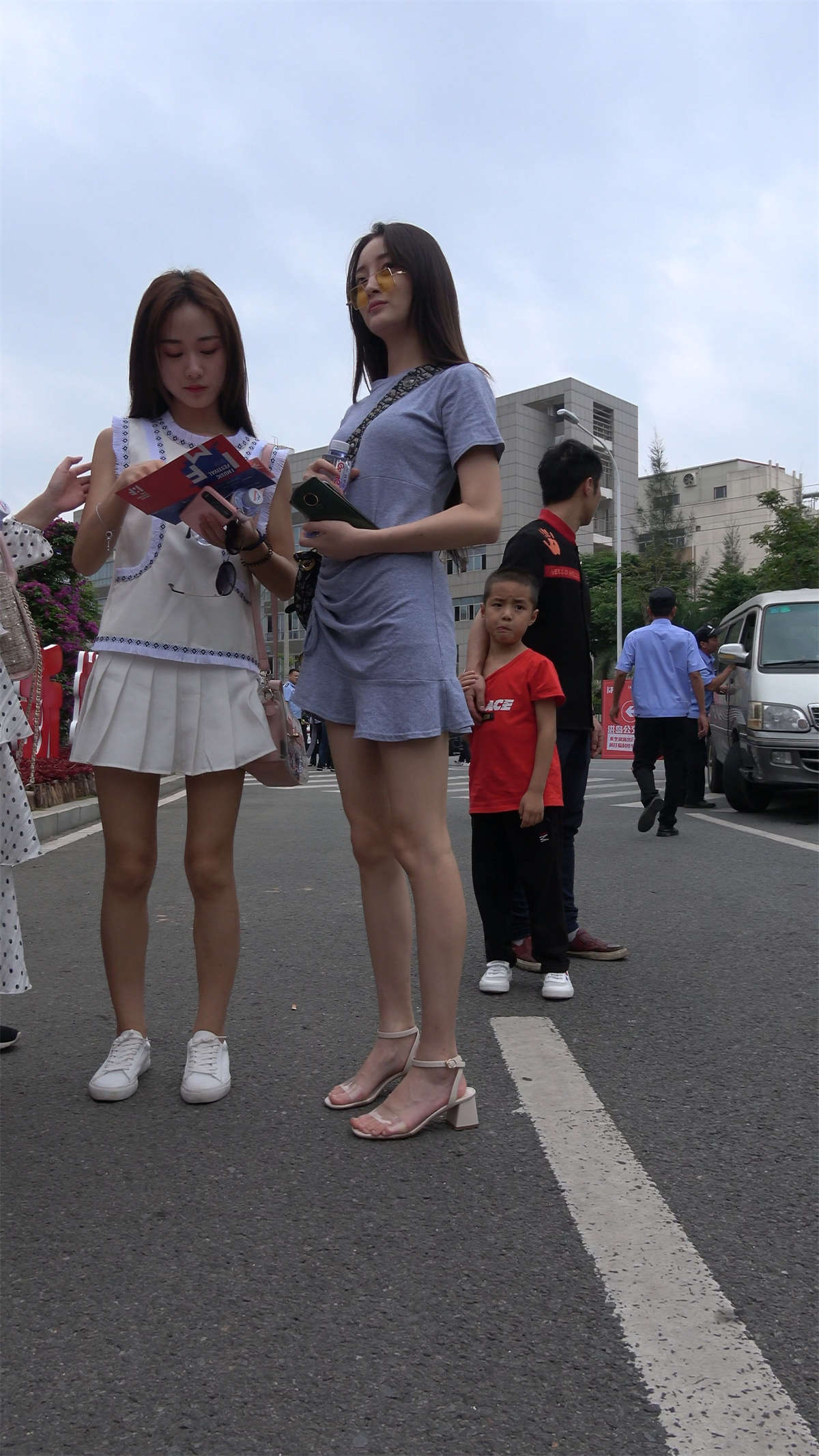 笑容灿烂的美女-日更街拍