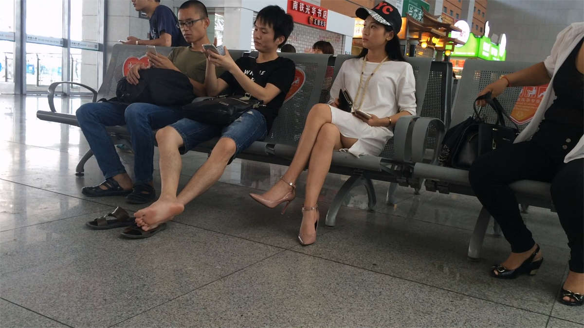 图片[2]-车站白色连衣裙鸭舌帽极品清纯美女-日更街拍