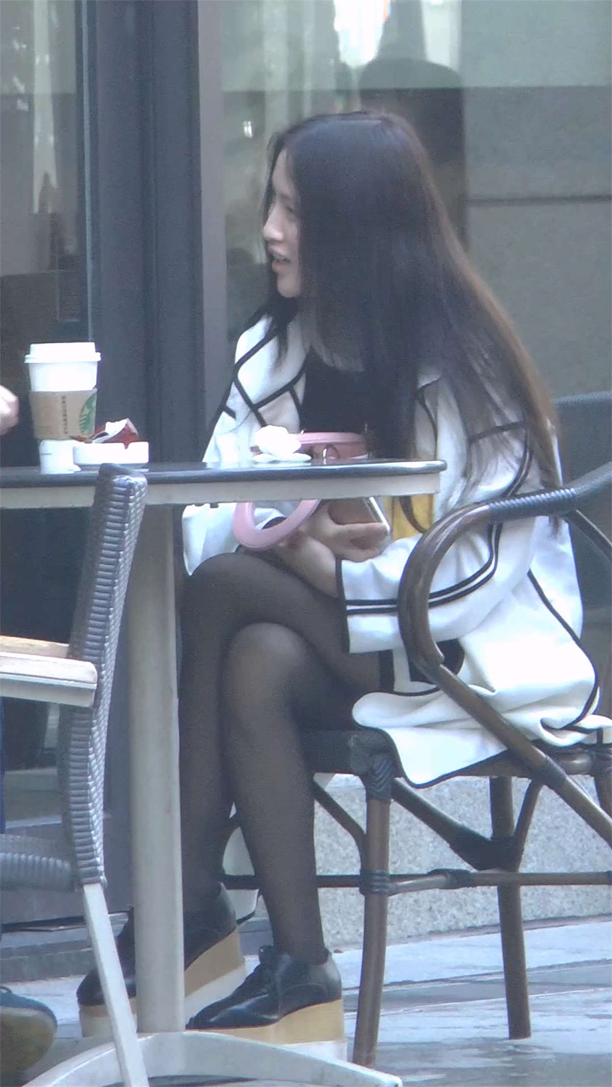 图片[2]-吃饭的黑丝挑着二郎腿-日更街拍