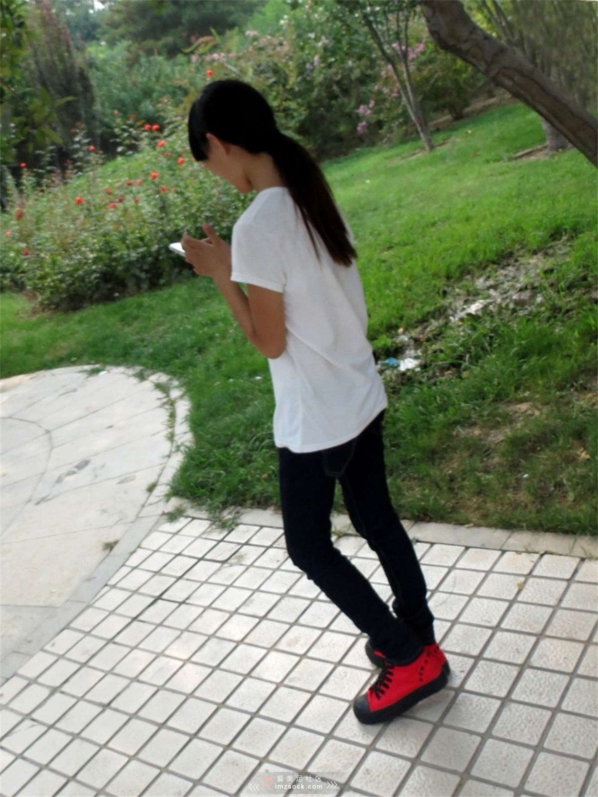 图片[2]-MZSOCK-2018 No.248 白棉袜牛仔裤可爱马尾小妹 【第一季】-日更街拍