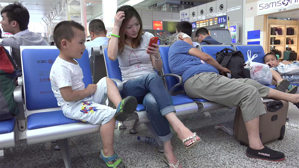 图片[2]-主人公，长发大眼，颜值颇高，一双骨感玉足还有离开鞋的动作-日更街拍