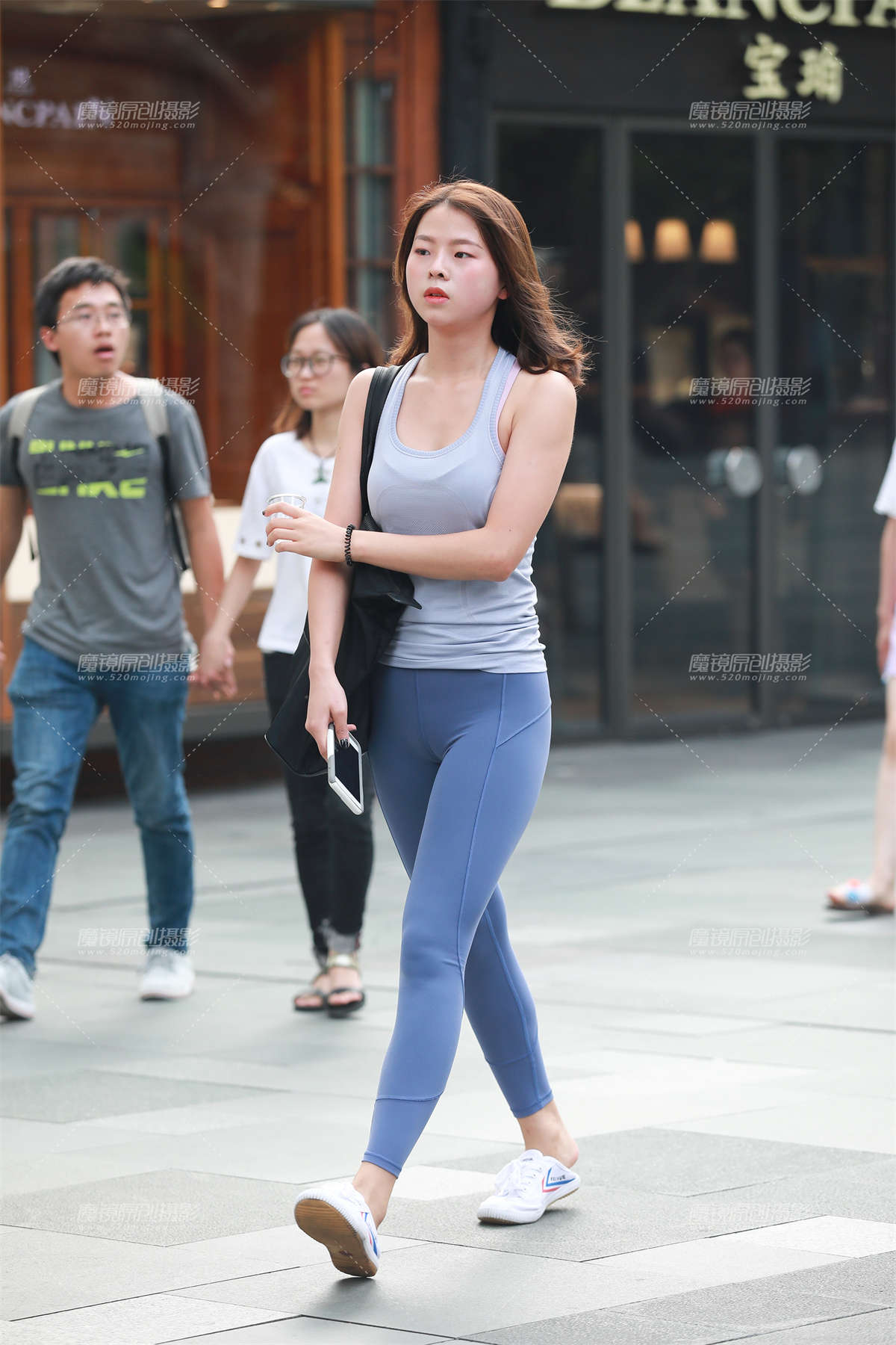 文静大方的蓝色瑜伽裤女孩-日更街拍