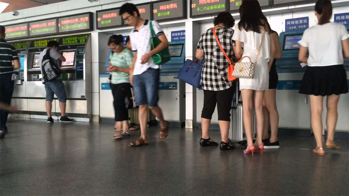 图片[2]-取票的两个极品白腿裙子美眉-日更街拍