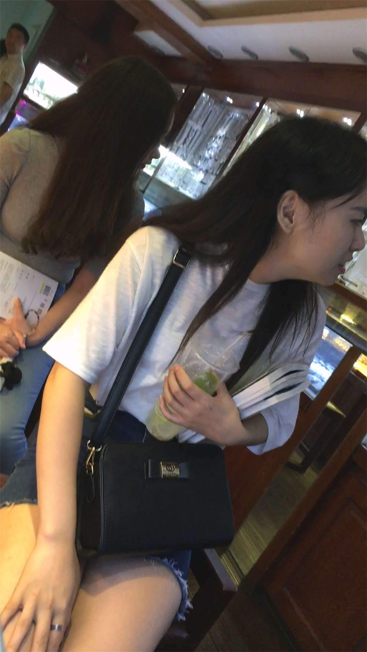 旅游逛街的牛仔美女-日更街拍
