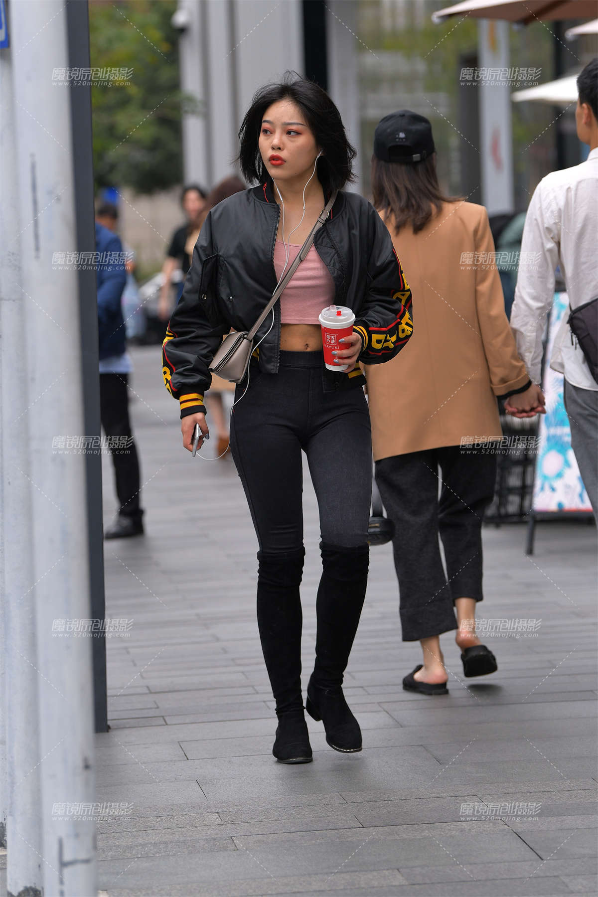 妹子这紧牛圆臀，算满分了吗-日更街拍