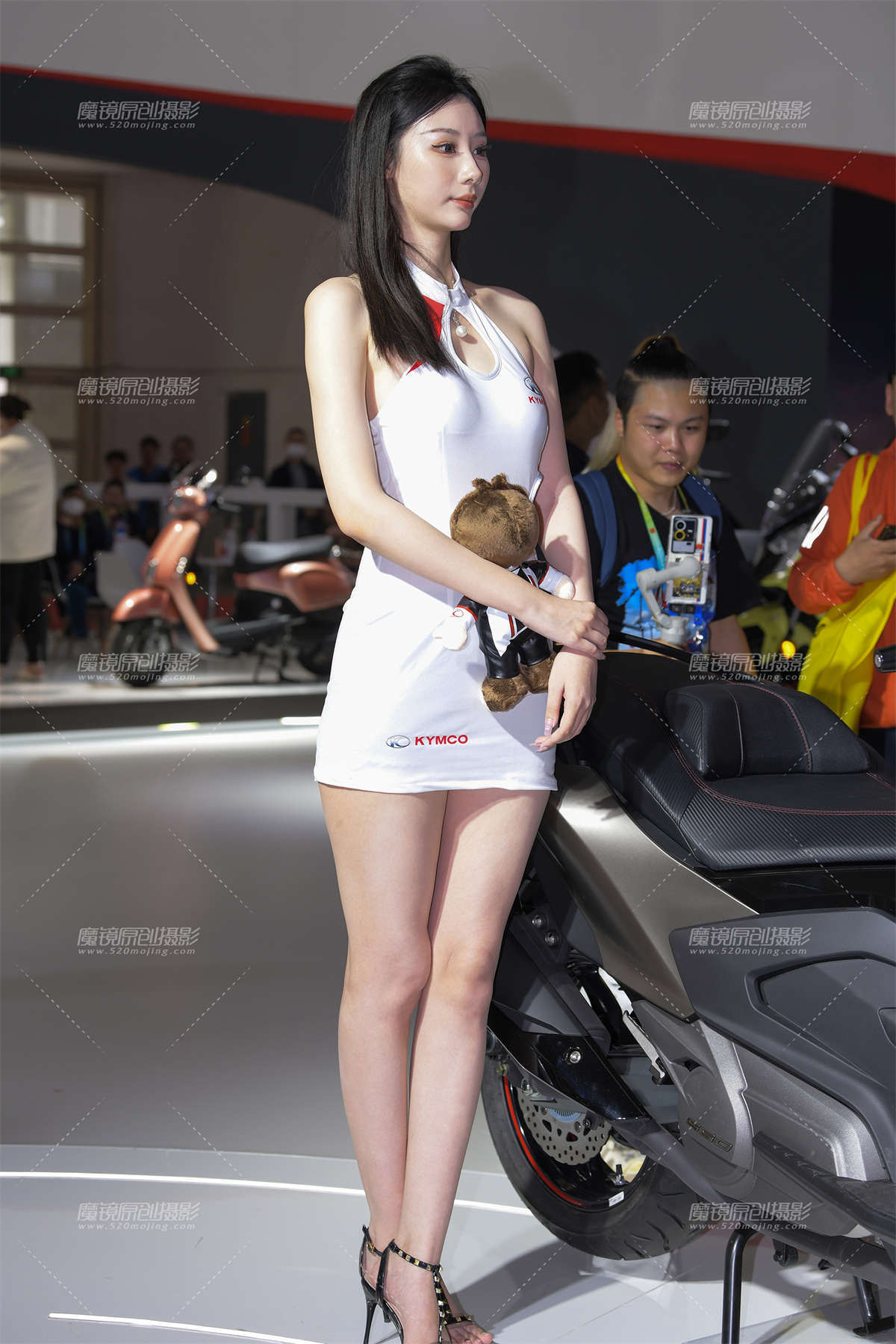 图片[2]-有点冷漠的白裙美女-日更街拍