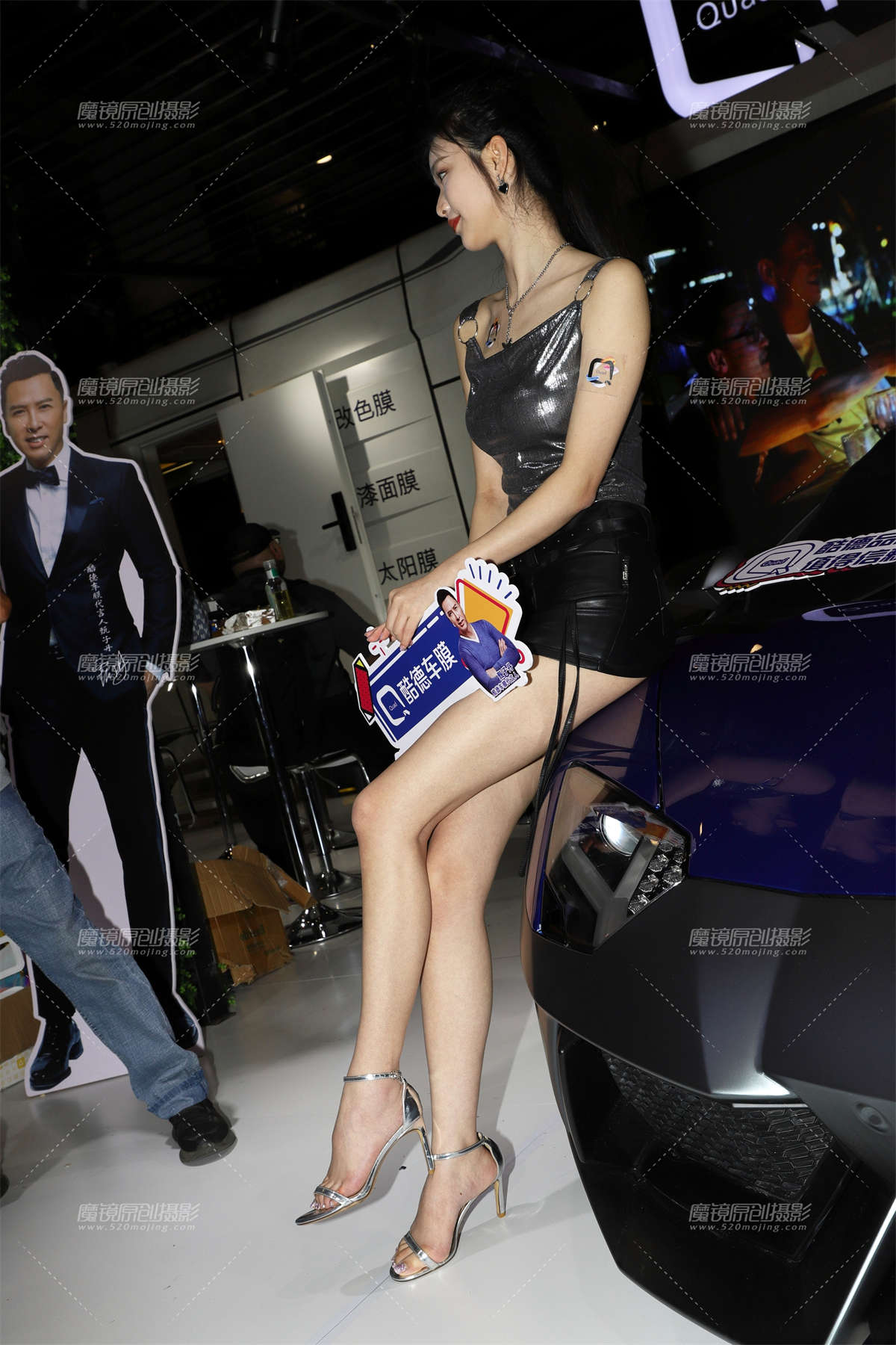 亮银色背带小背心 黑色皮短裤插图1