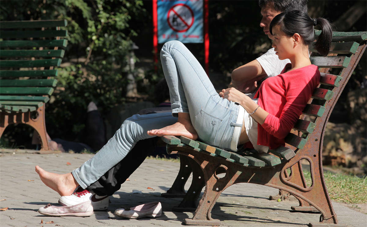 图片[2]-踏青公园街拍系列No.432 难得碰上的“大尺度”长椅美女露足-日更街拍