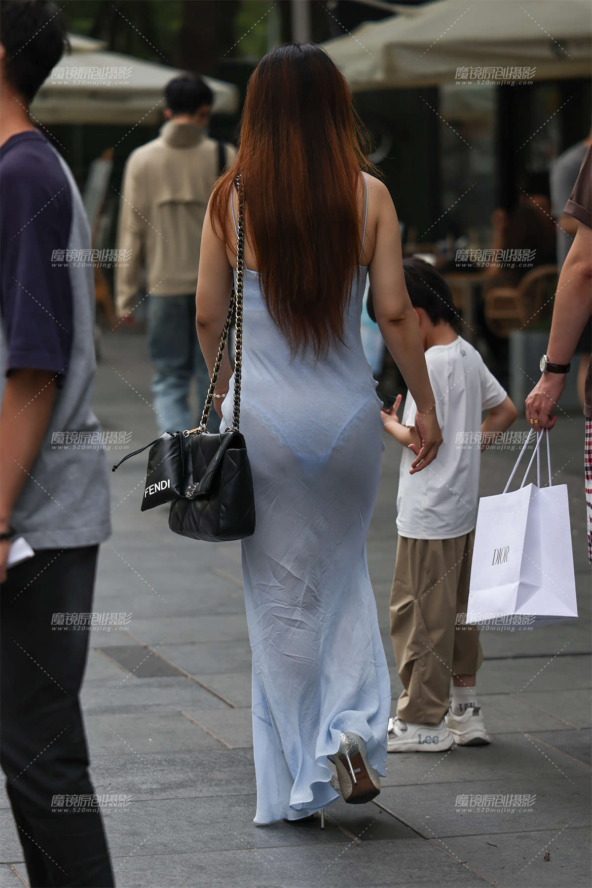 网纱蓝裙辣妈-日更街拍