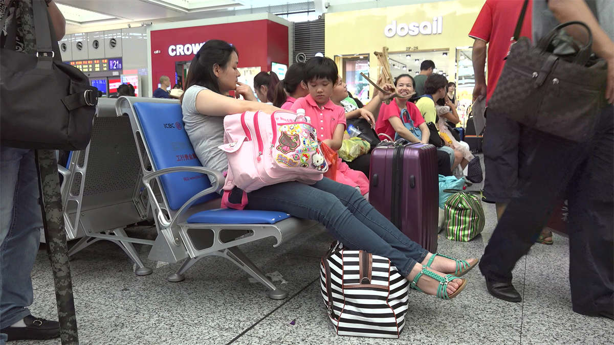 图片[2]-少妇长相端庄，温柔贤惠，我就直接站在她面前往下拍她的脚-日更街拍