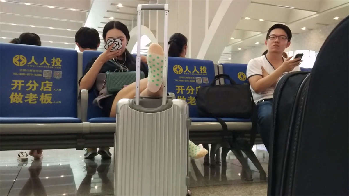 图片[2]-候车室里的 原味棉袜美女-日更街拍
