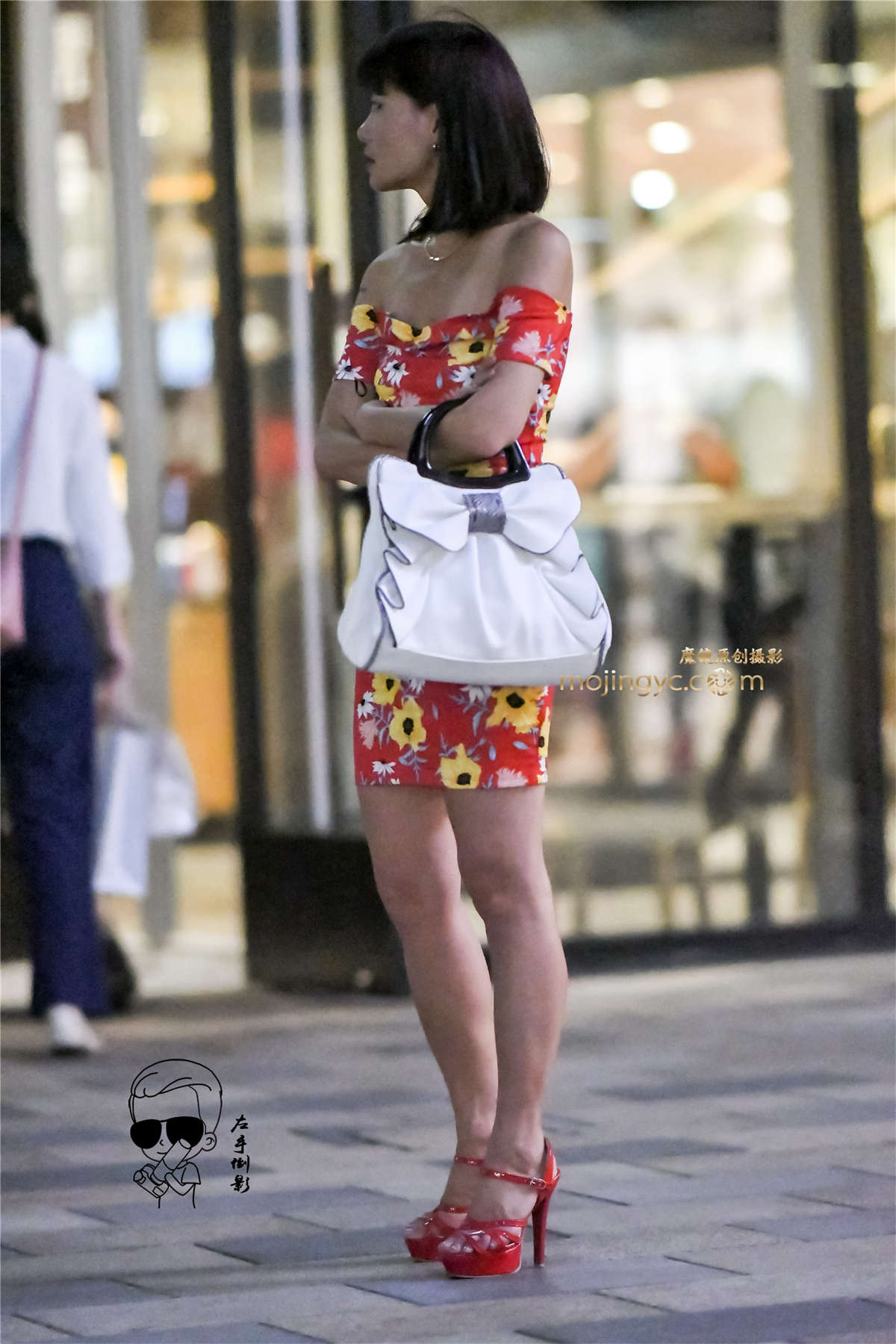 夜拍紧裙包臀红色高跟鞋-日更街拍