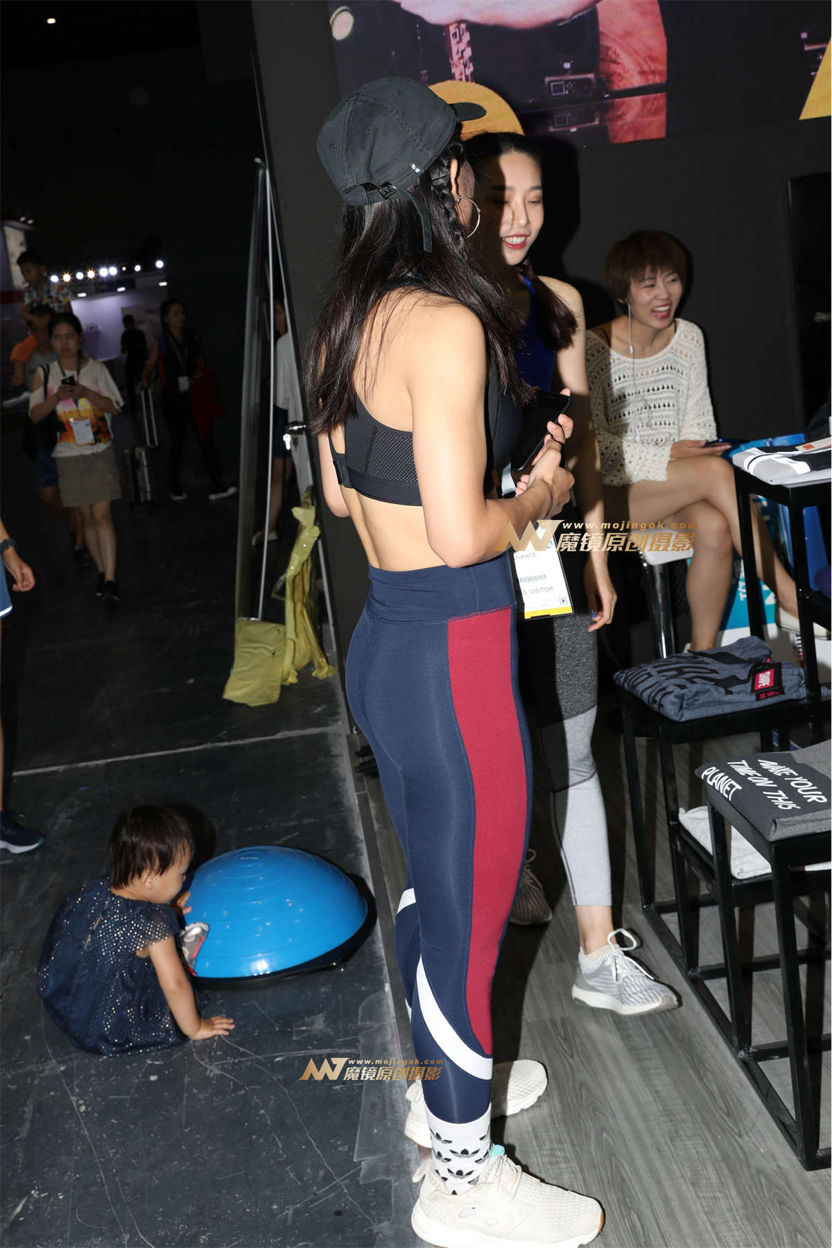 蓝色瑜伽裤美女-日更街拍