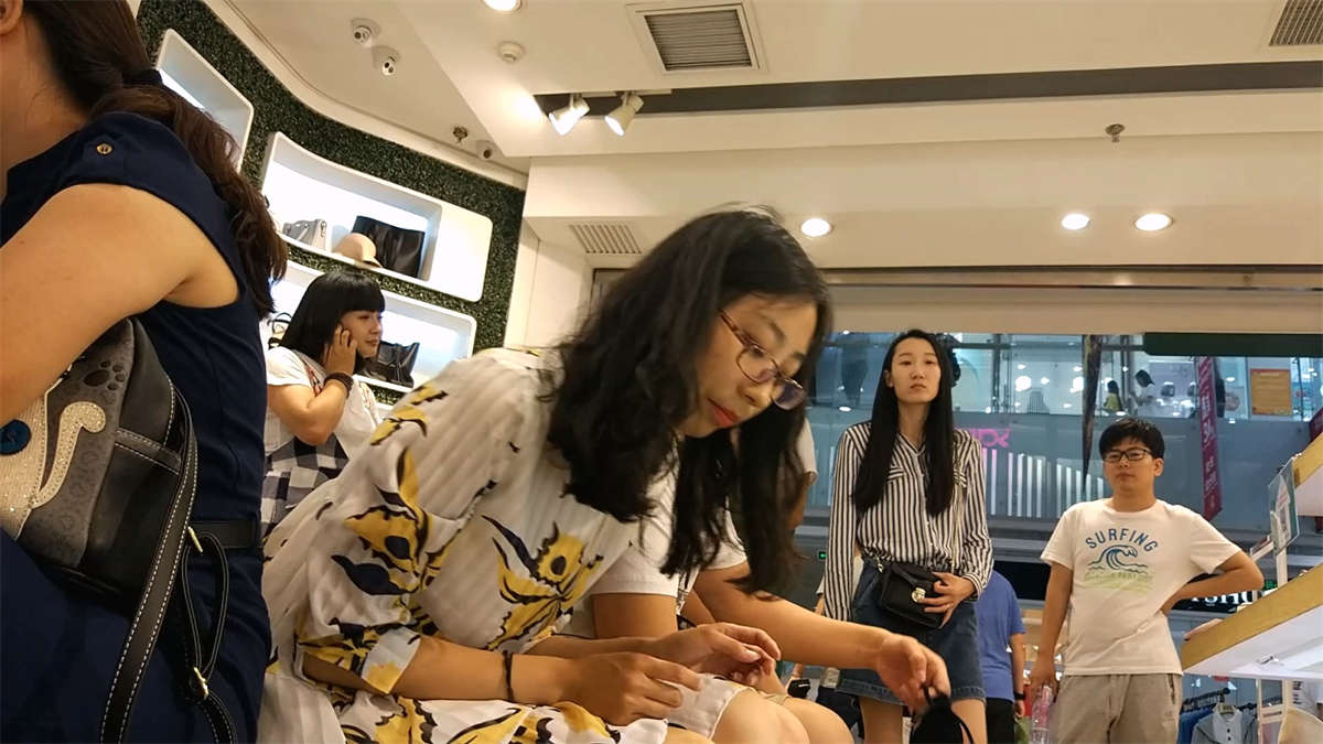 图片[2]-肉色船袜嫩足连衣裙美女试穿凉鞋-日更街拍