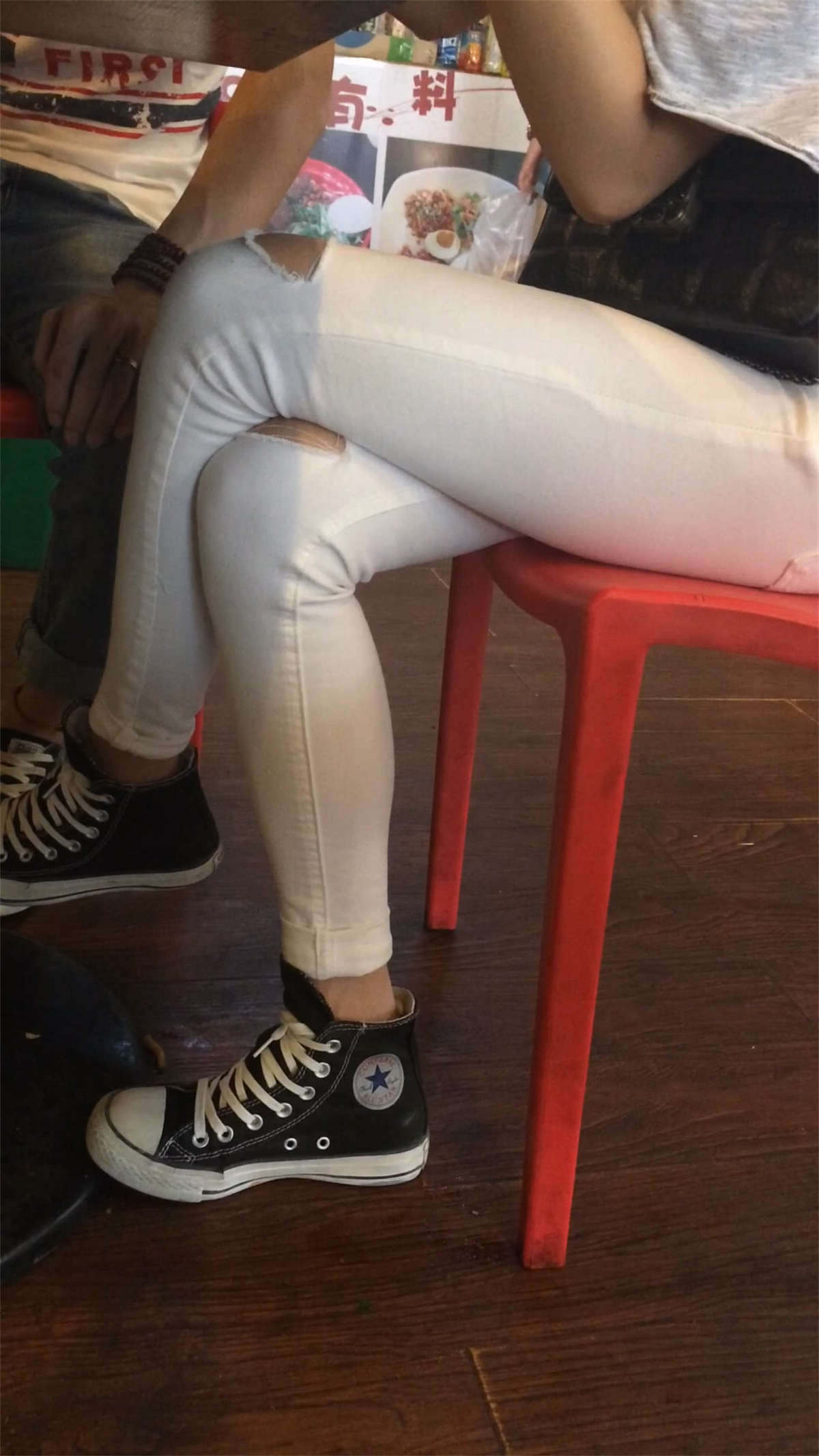 图片[2]-性感的小妹，白色牛仔裤美女-日更街拍