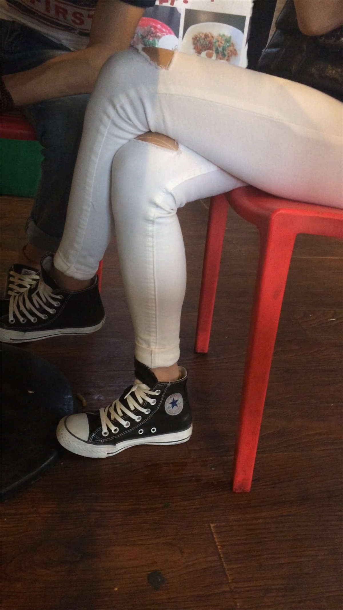 性感的小妹，白色牛仔裤美女-日更街拍