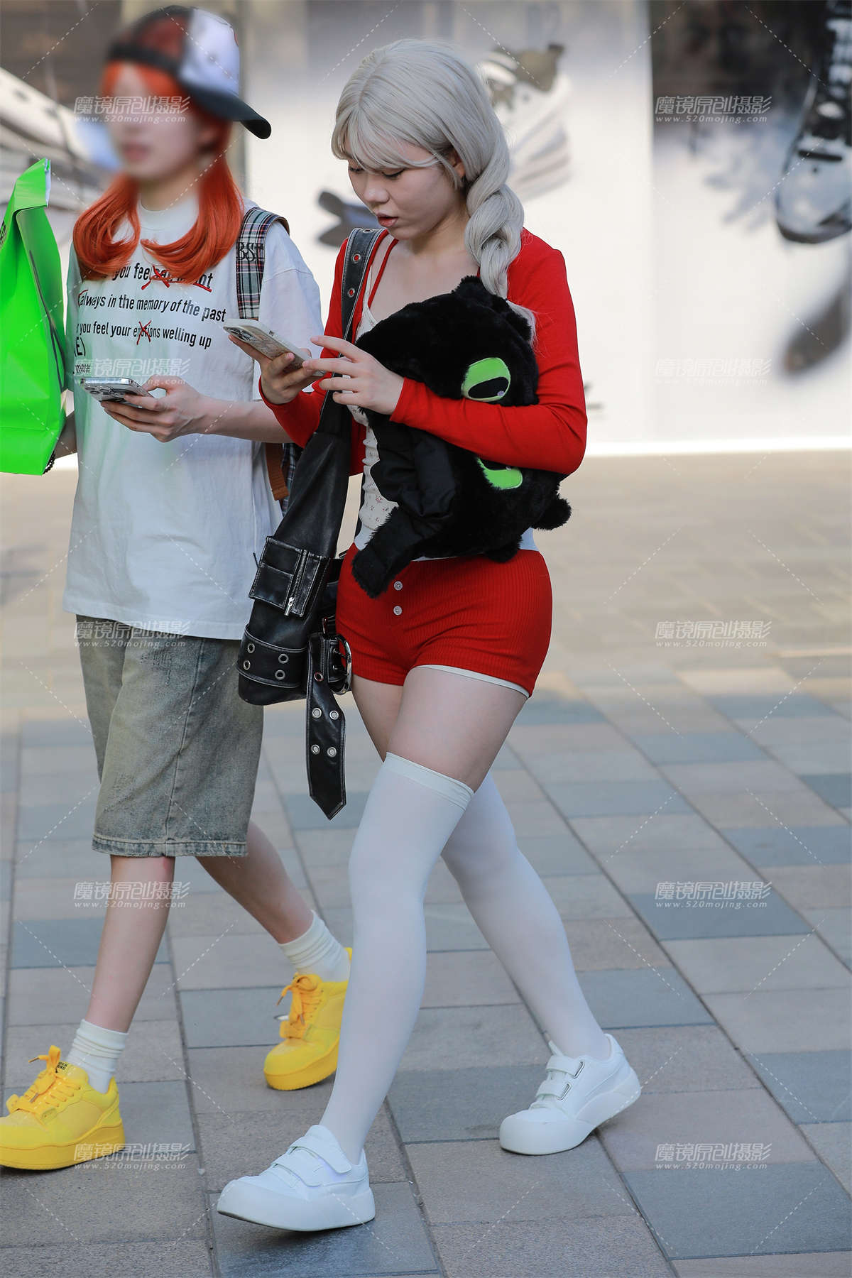 红色热裤美女-日更街拍