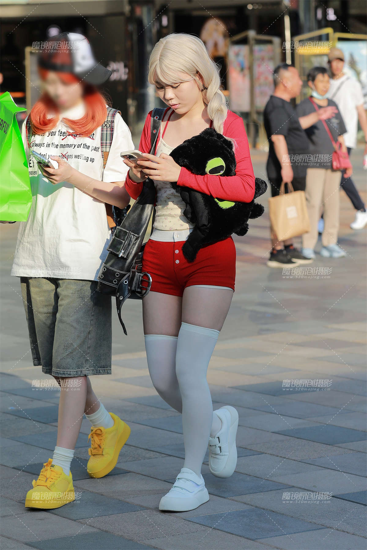 图片[2]-红色热裤美女-日更街拍