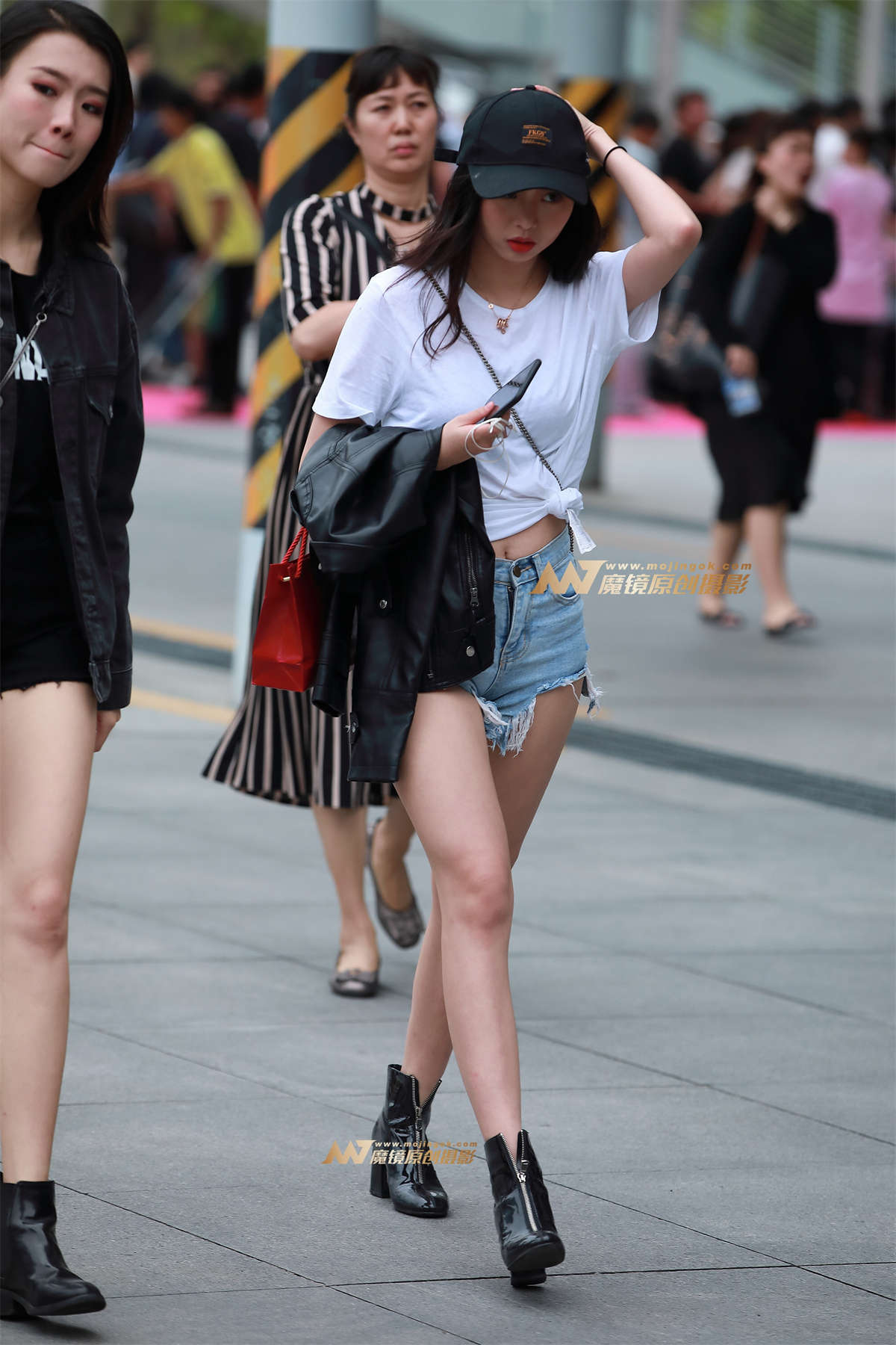 热裤，裸腿，短靴-日更街拍