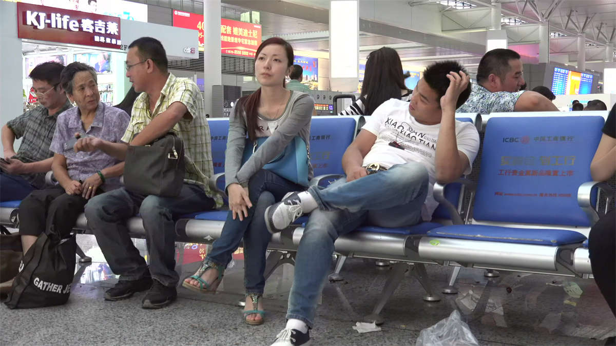 图片[2]-主人公是那种高冷型的美女，皮肤光洁姣好，二趾微长的素足-日更街拍