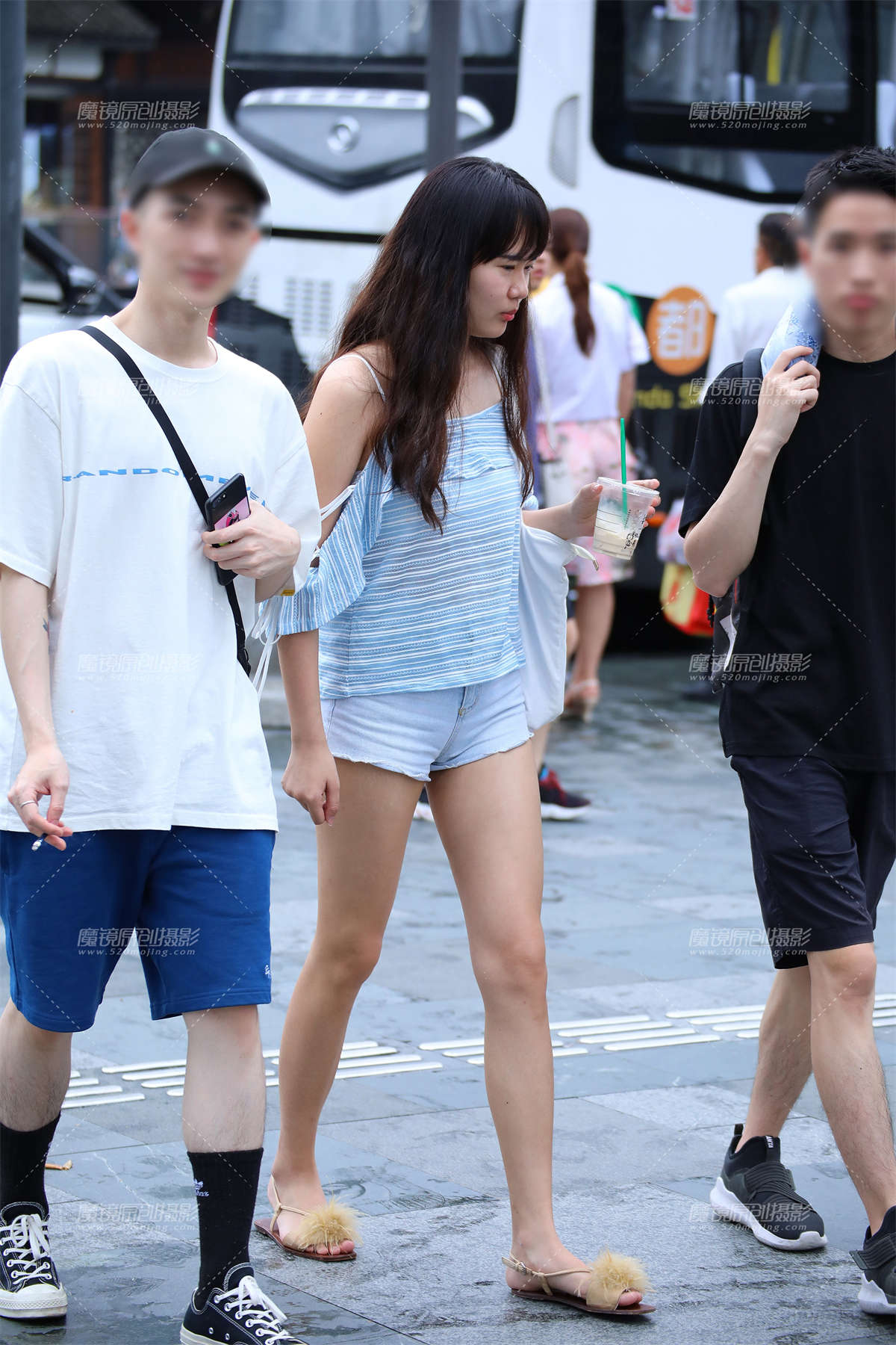 苗条长腿，热裤有一丢丢短-日更街拍