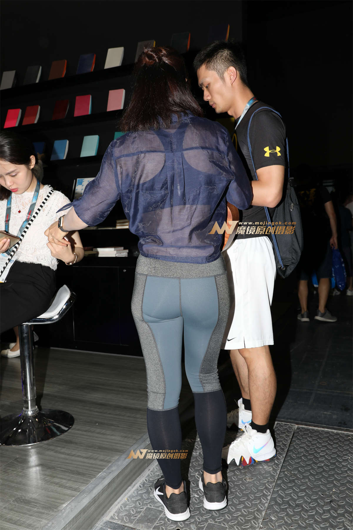 图片[2]-弹吉他的墨绿色瑜伽裤美女-日更街拍