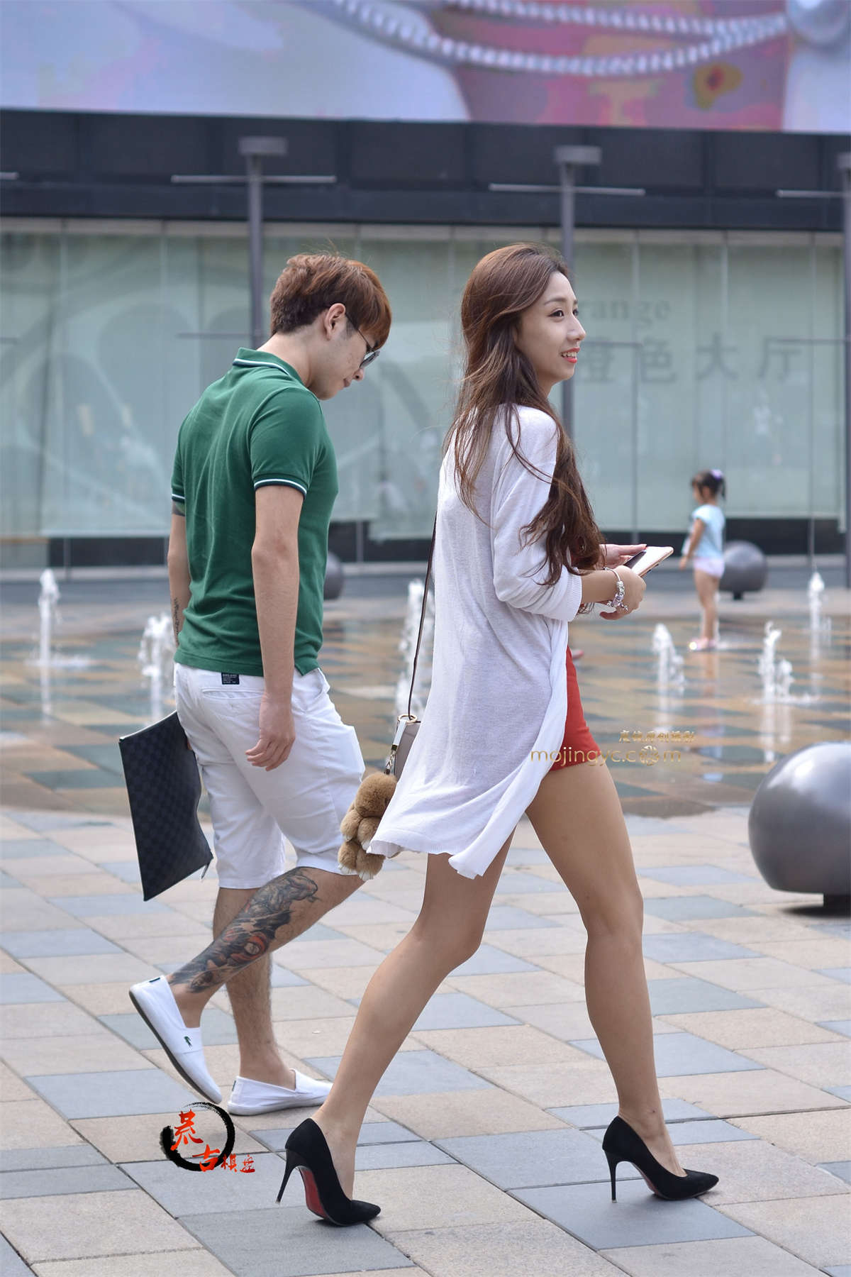 11-16 白衣红裙黑高跟-日更街拍