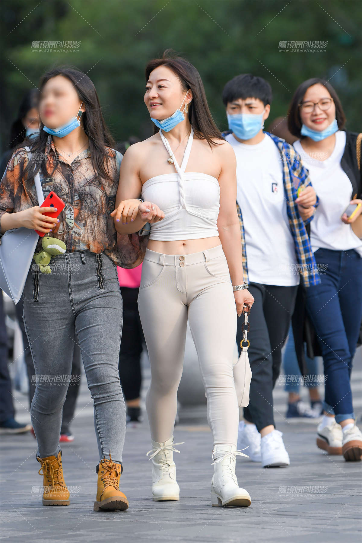 乳白蜜桃紧牛美妇-日更街拍