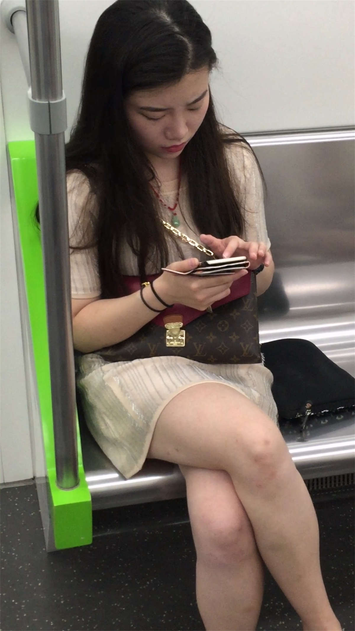 图片[2]-城铁上的靓妹-日更街拍