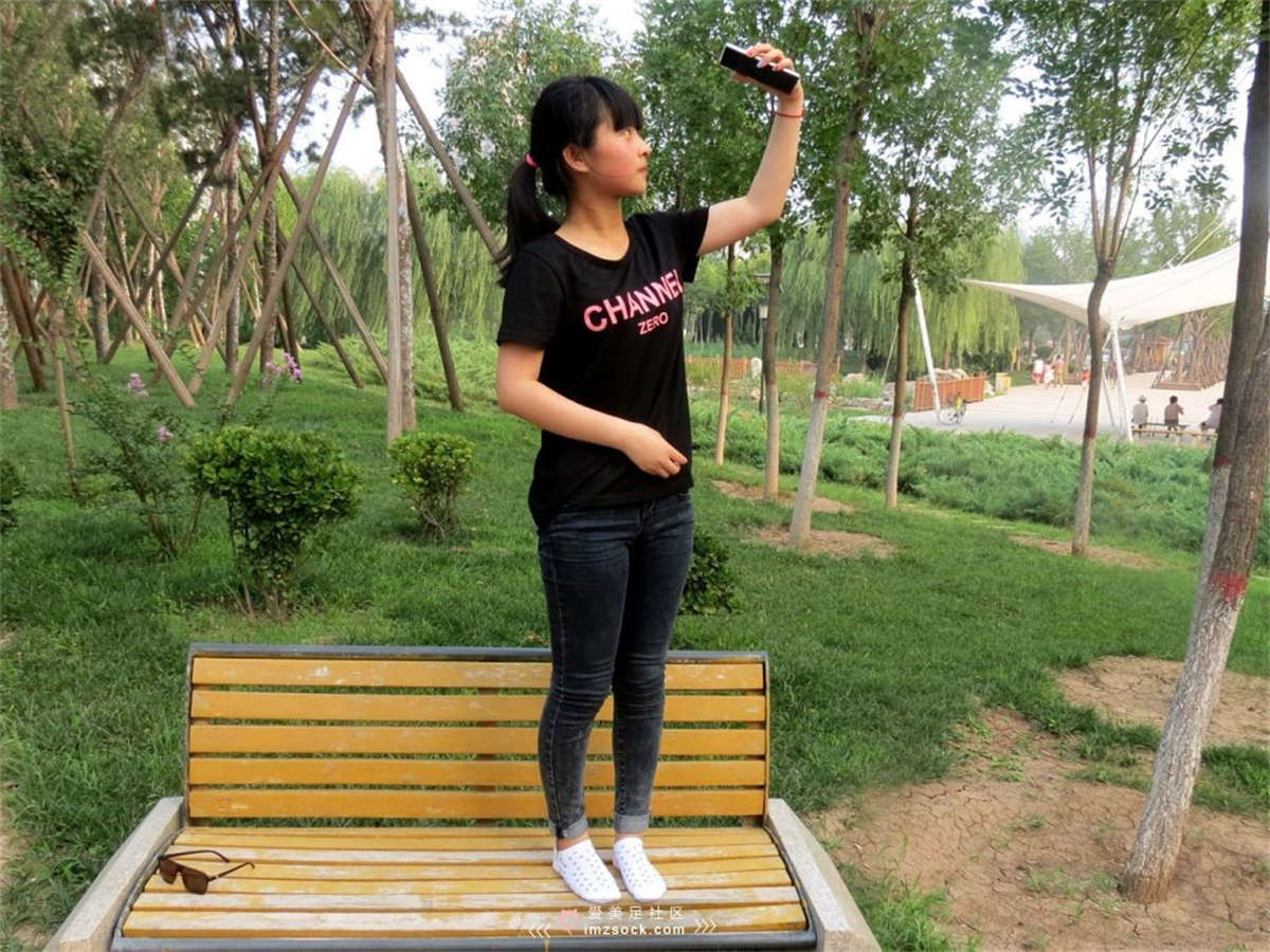 图片[2]-MZSOCK-2018 No.253 一个喜欢自拍的小萝莉小白鞋棉袜【第二季】-日更街拍