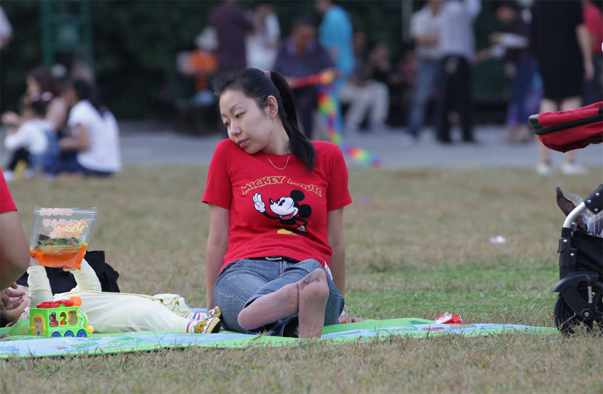 图片[2]-踏青公园街拍系列No.434 年前收尾，牛仔裤下的超薄短肉丝-日更街拍