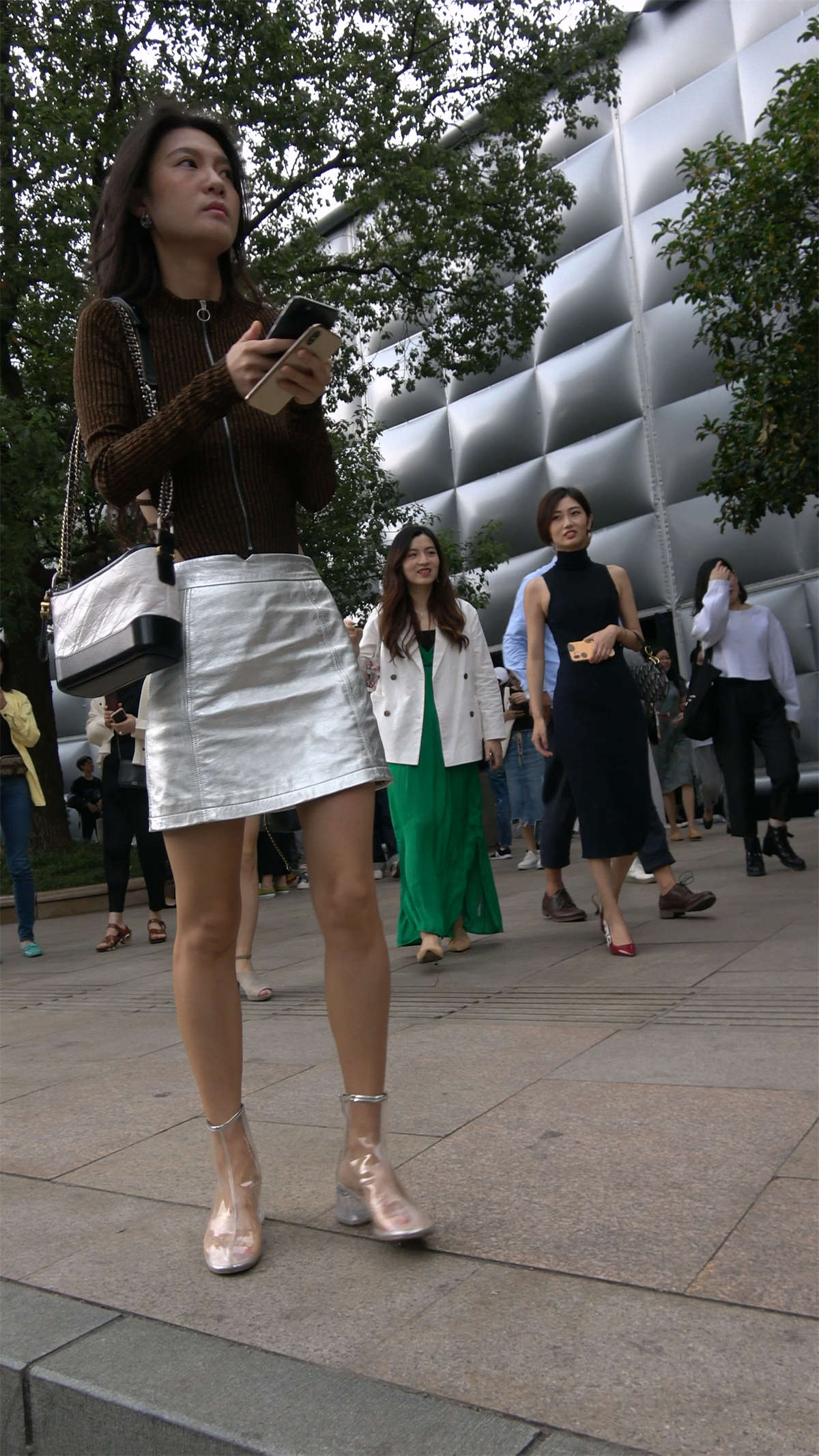 图片[2]-银白色短裙成熟少妇-日更街拍