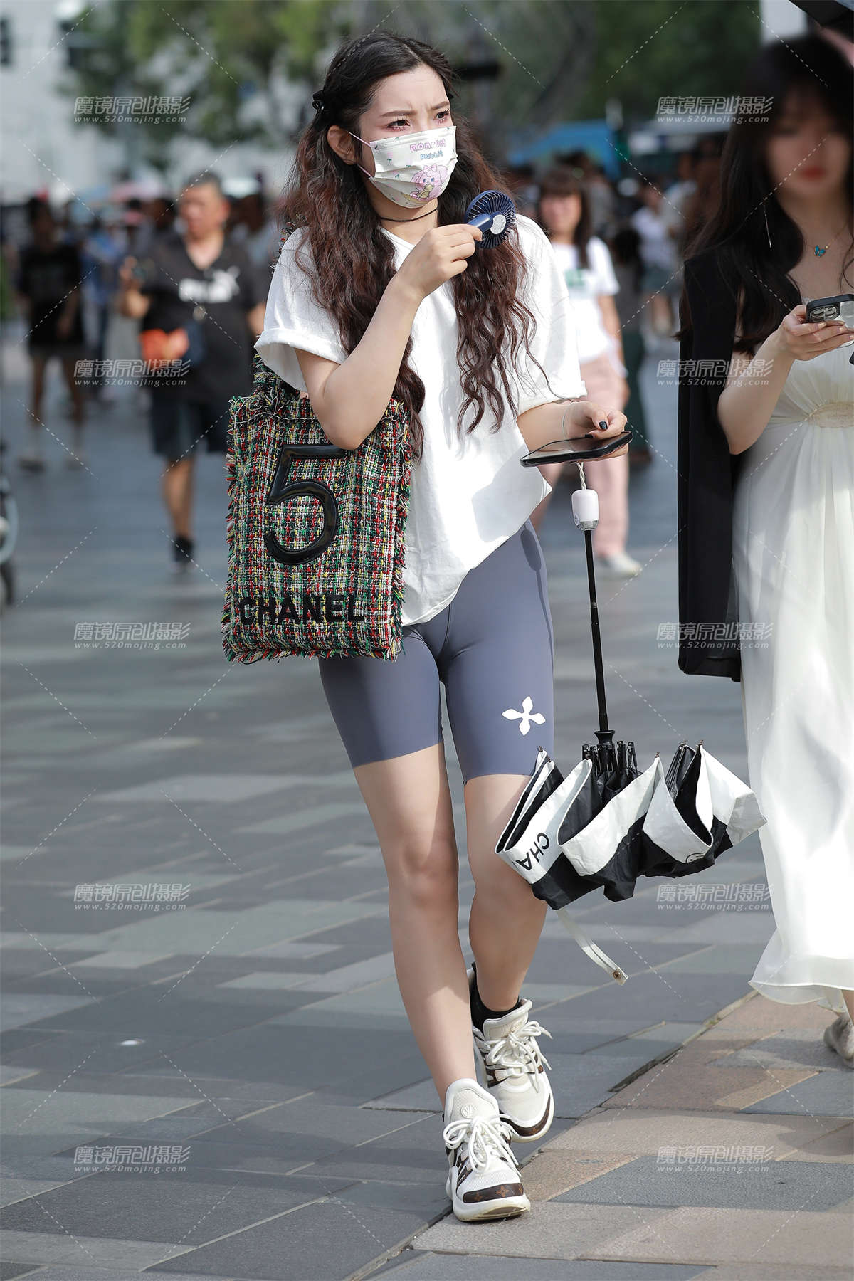 【玻璃街拍】吹电扇的小姐姐-日更街拍