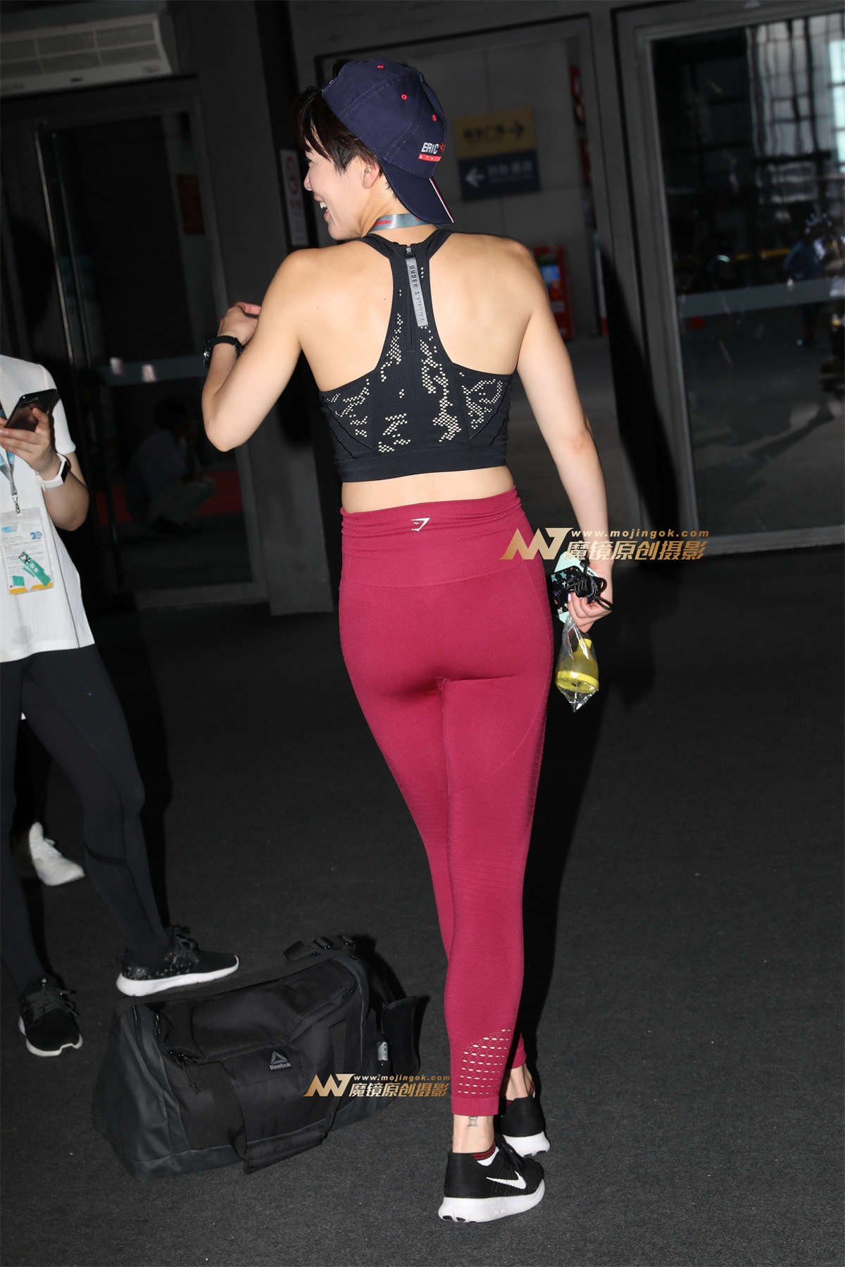 图片[2]-红色大长腿瑜伽裤美女-日更街拍