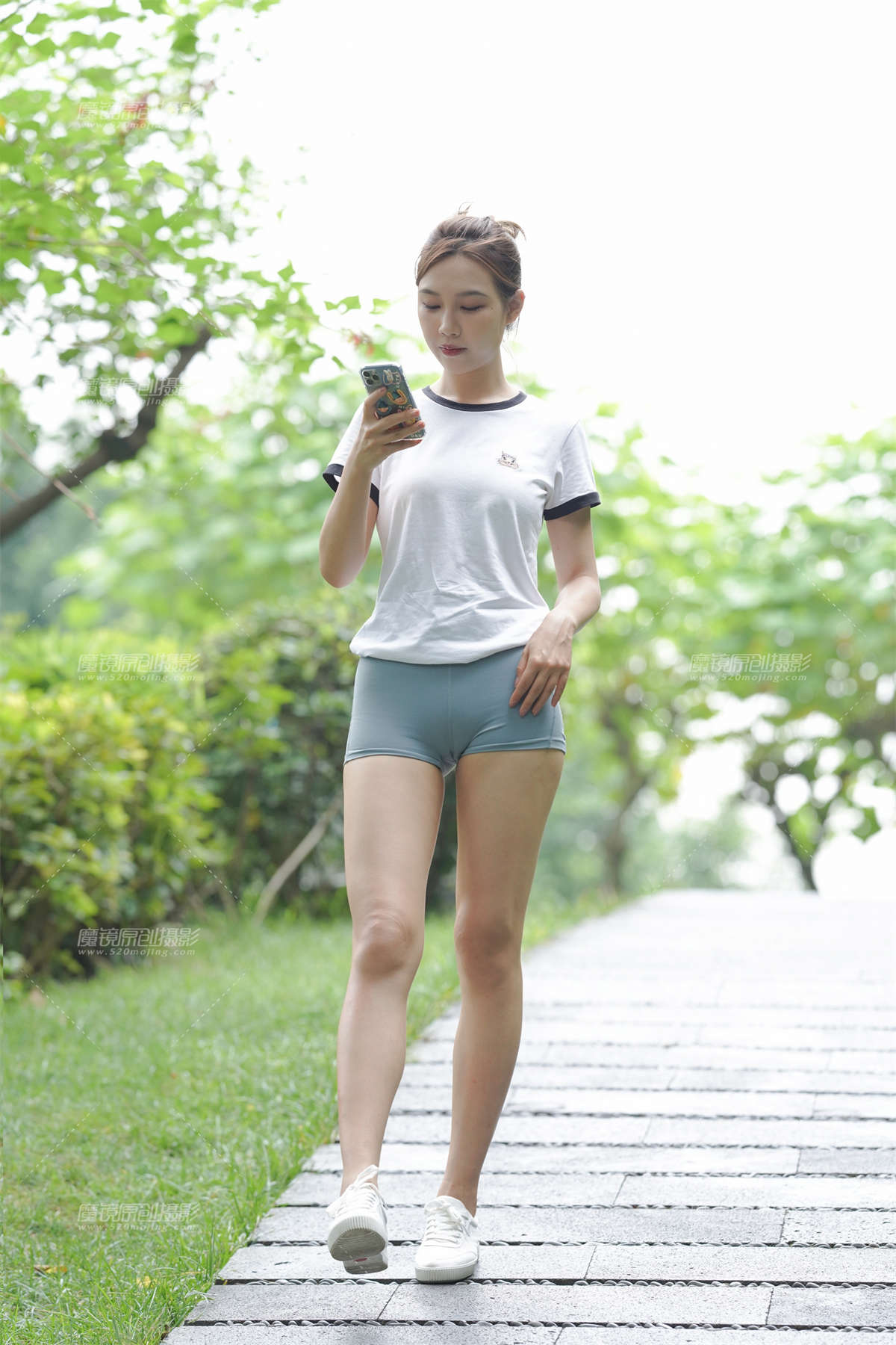 心爱的雾霾蓝热裤女孩-日更街拍