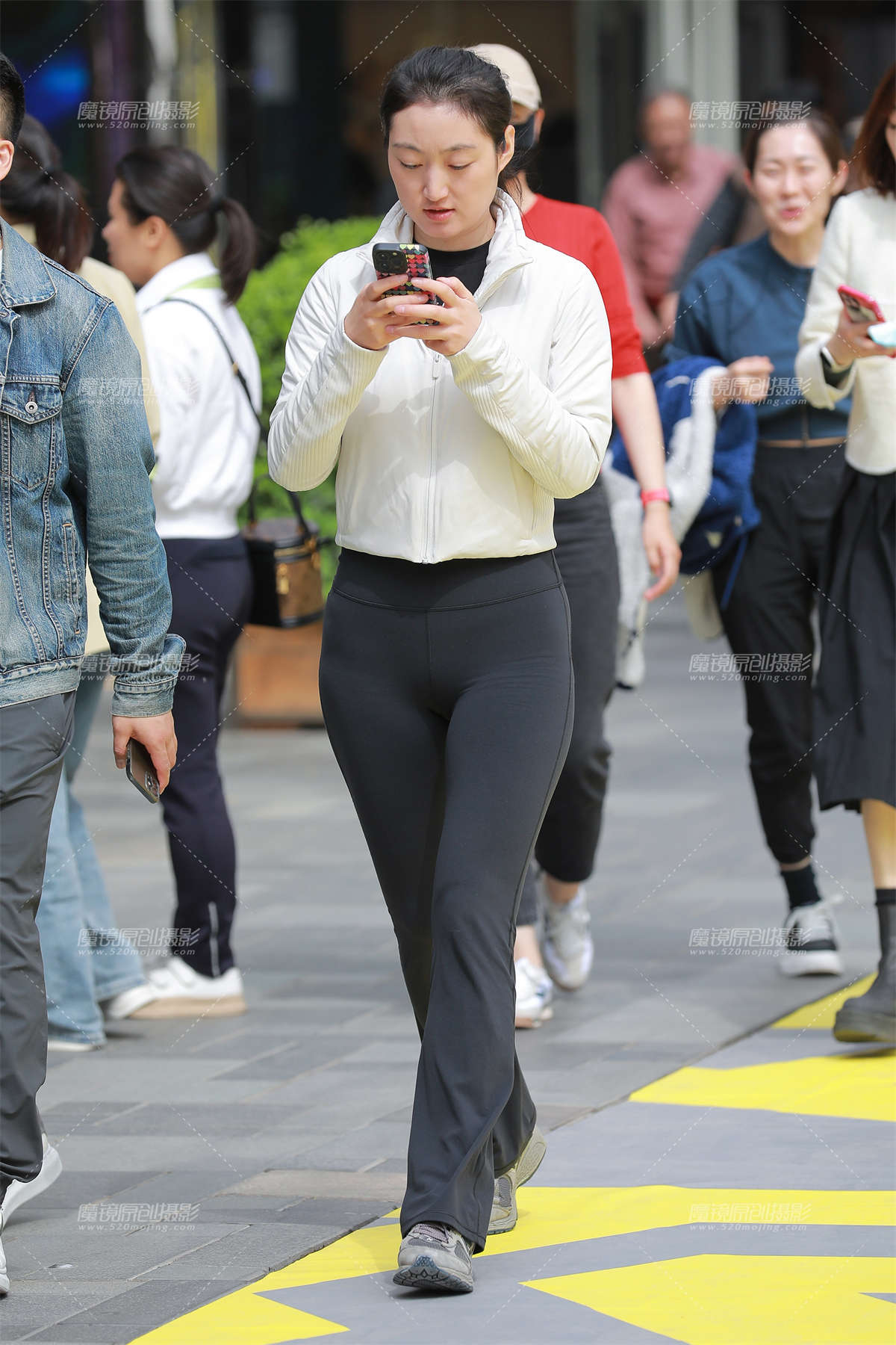 【玻璃街拍】阳光下的紧身裤女友-日更街拍