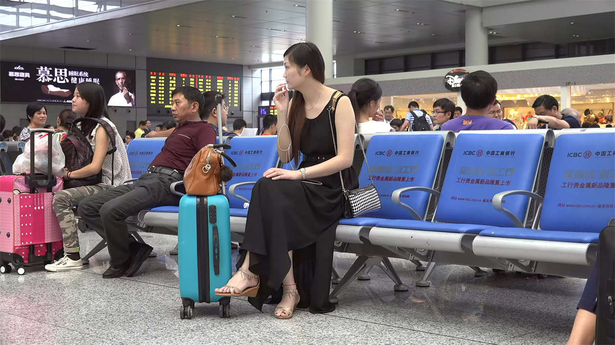 图片[2]-趾长雪白，纤细精致，穿着鞋也难挡此足风采-日更街拍