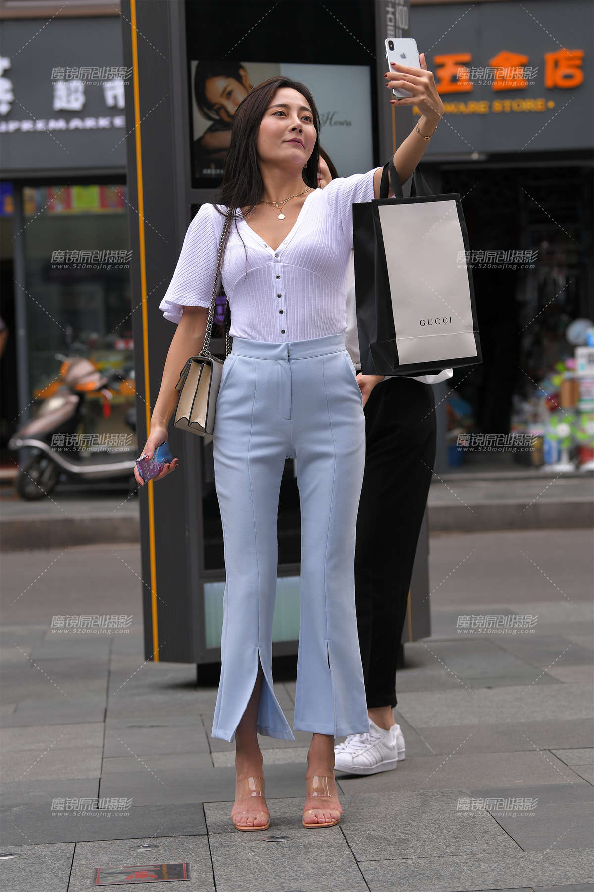 【视觉冲击赛贴】在玩自拍的小姐姐-日更街拍