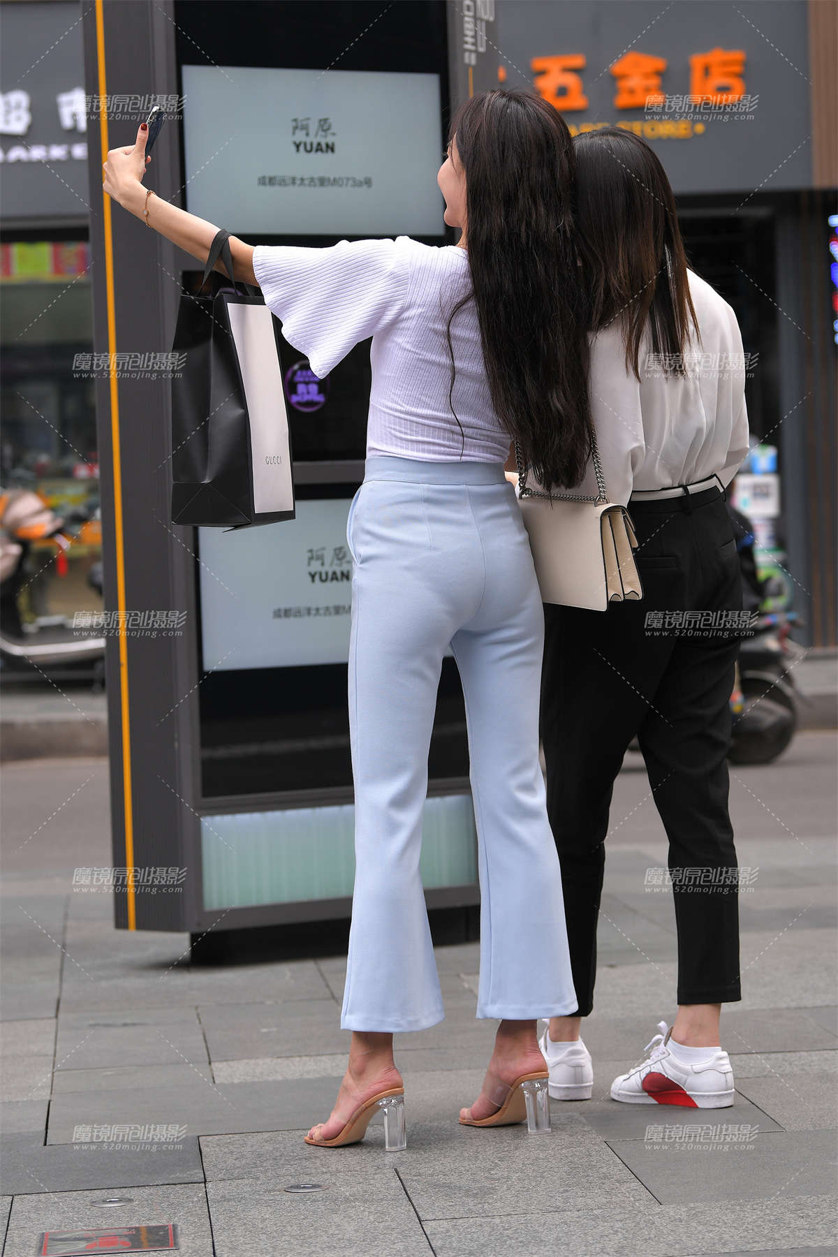 图片[2]-【视觉冲击赛贴】在玩自拍的小姐姐-日更街拍