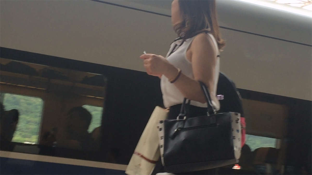 车站等车的黑色丝袜熟女最诱惑-日更街拍