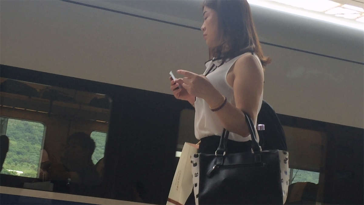 图片[2]-车站等车的黑色丝袜熟女最诱惑-日更街拍