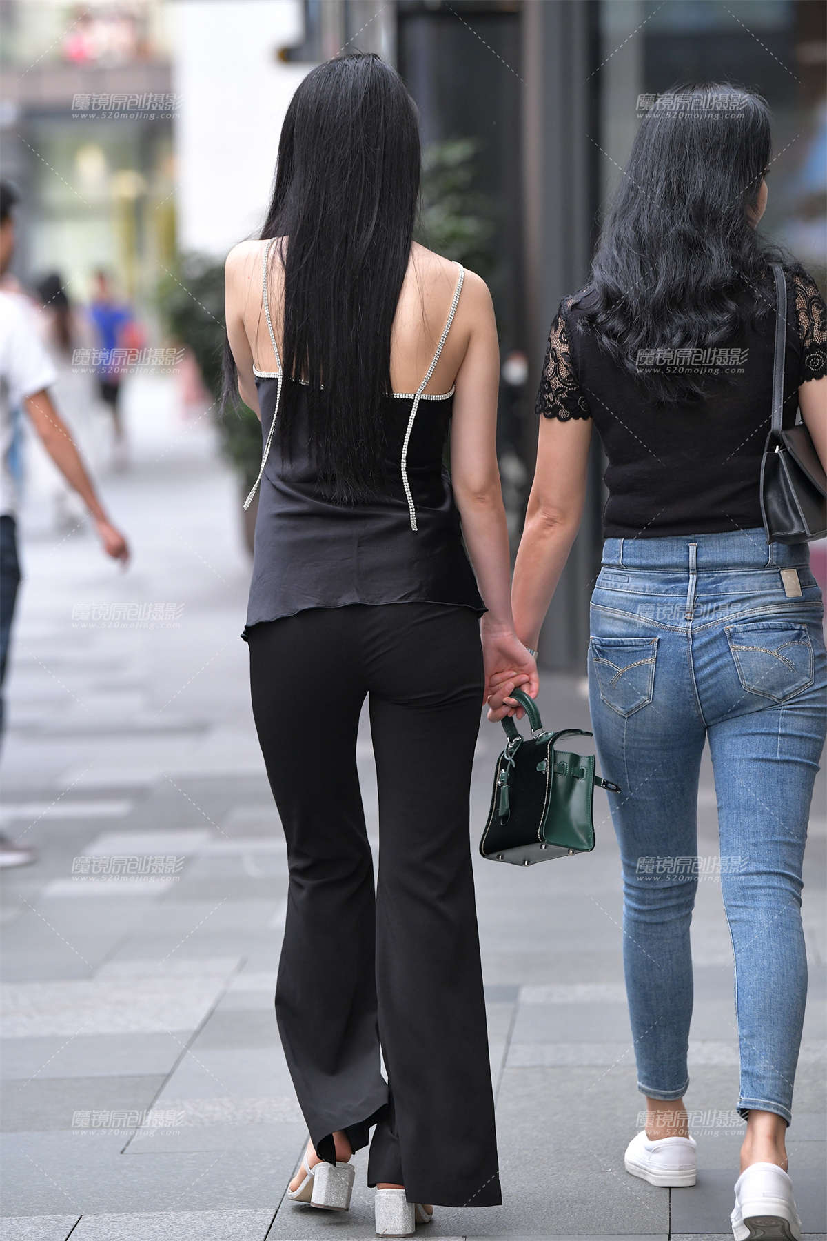 图片[2]-【视觉冲击赛贴】小背心，紧身裤小姐姐-日更街拍